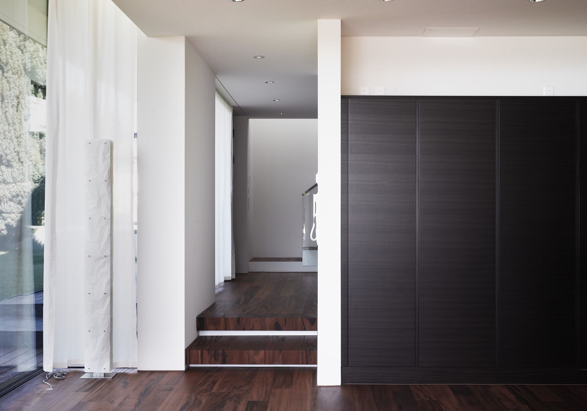 Passage with dark built-in cupboards – Single-family house in Lachen