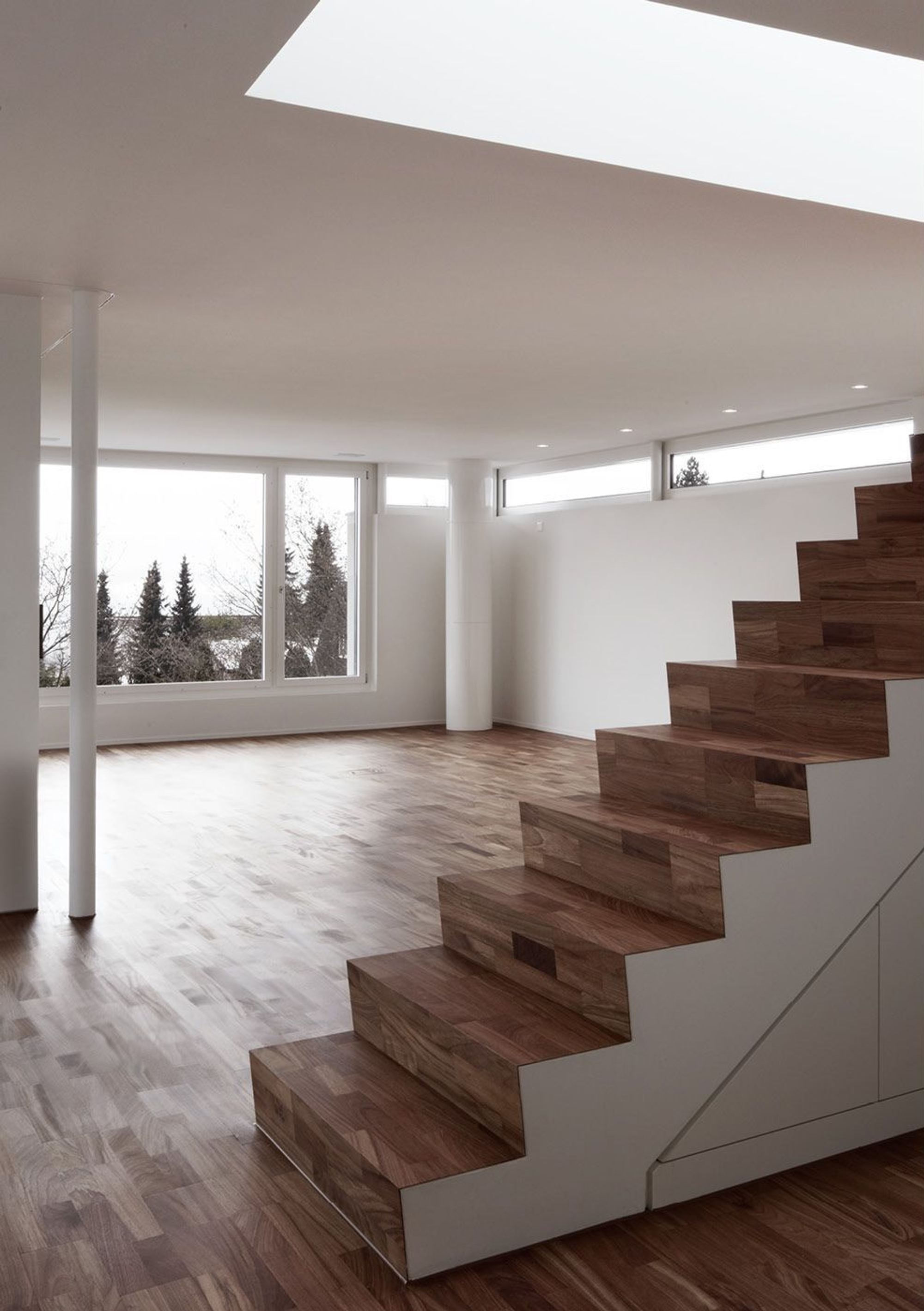 Holztreppe im offenen Wohnraum – Mehrfamilienhaus in Uitikon