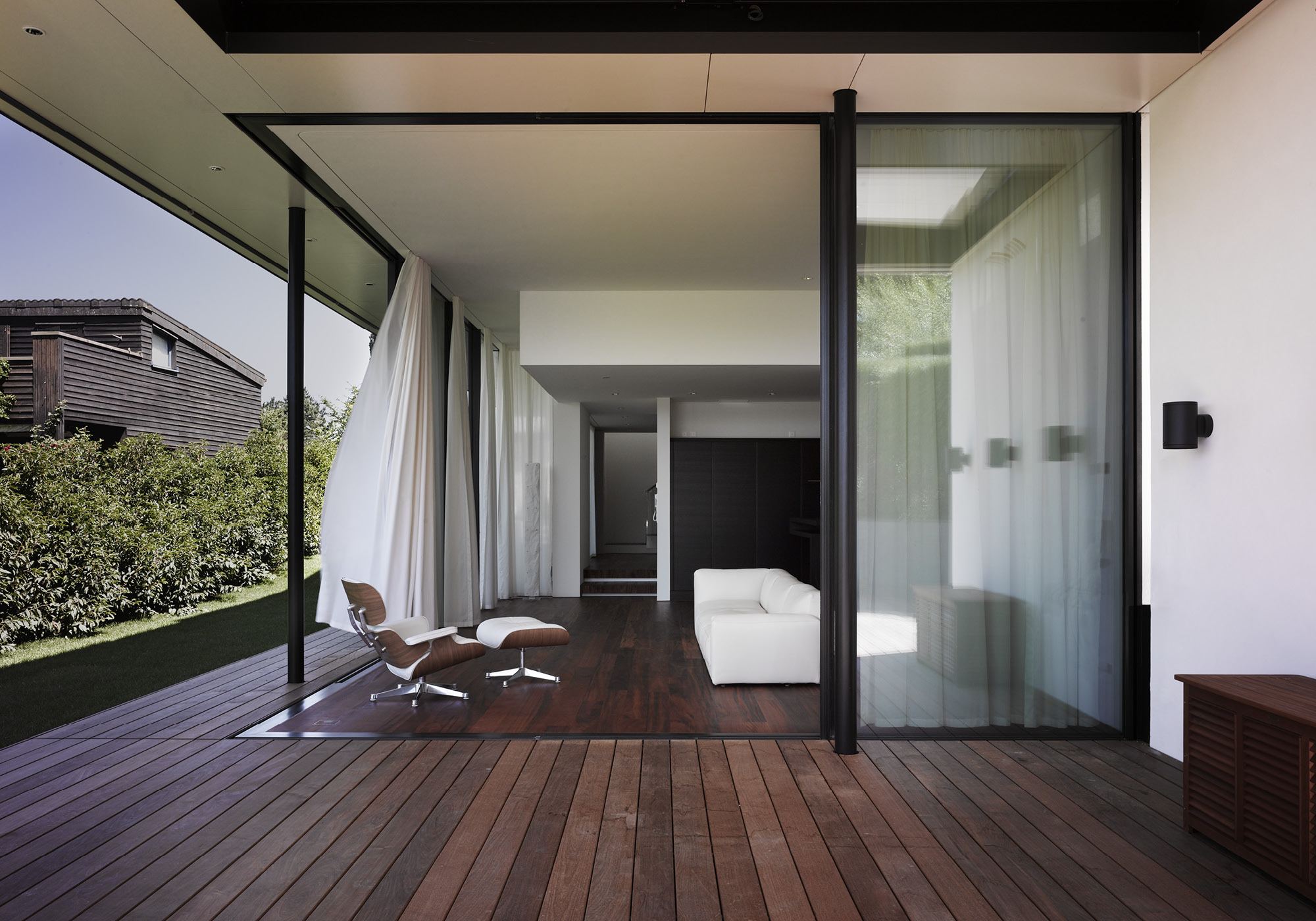 Living space with lounge chair and sliding glass door – Single-family house in Lachen