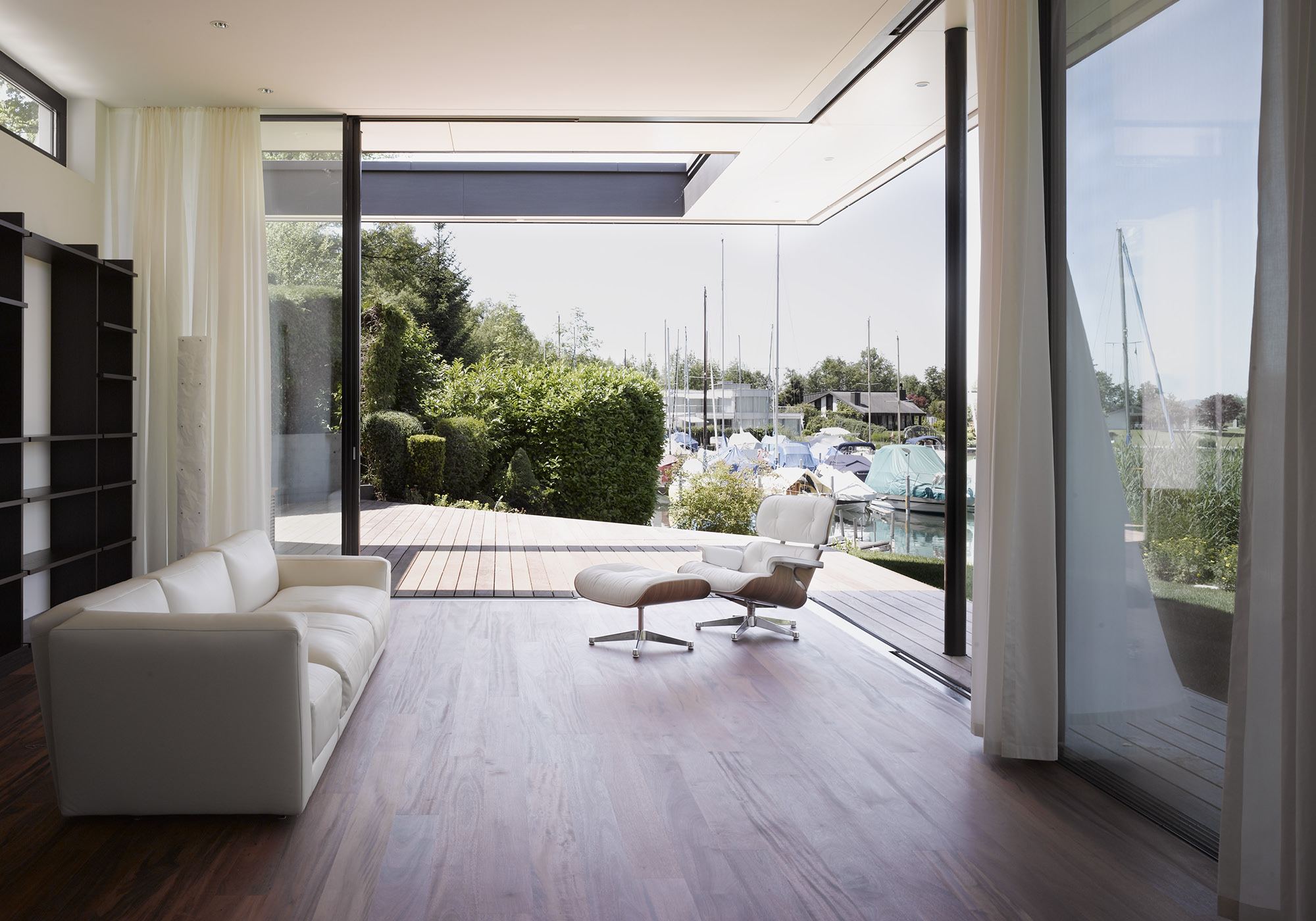 Living space with white sofa and view of boats – Single-family house in Lachen