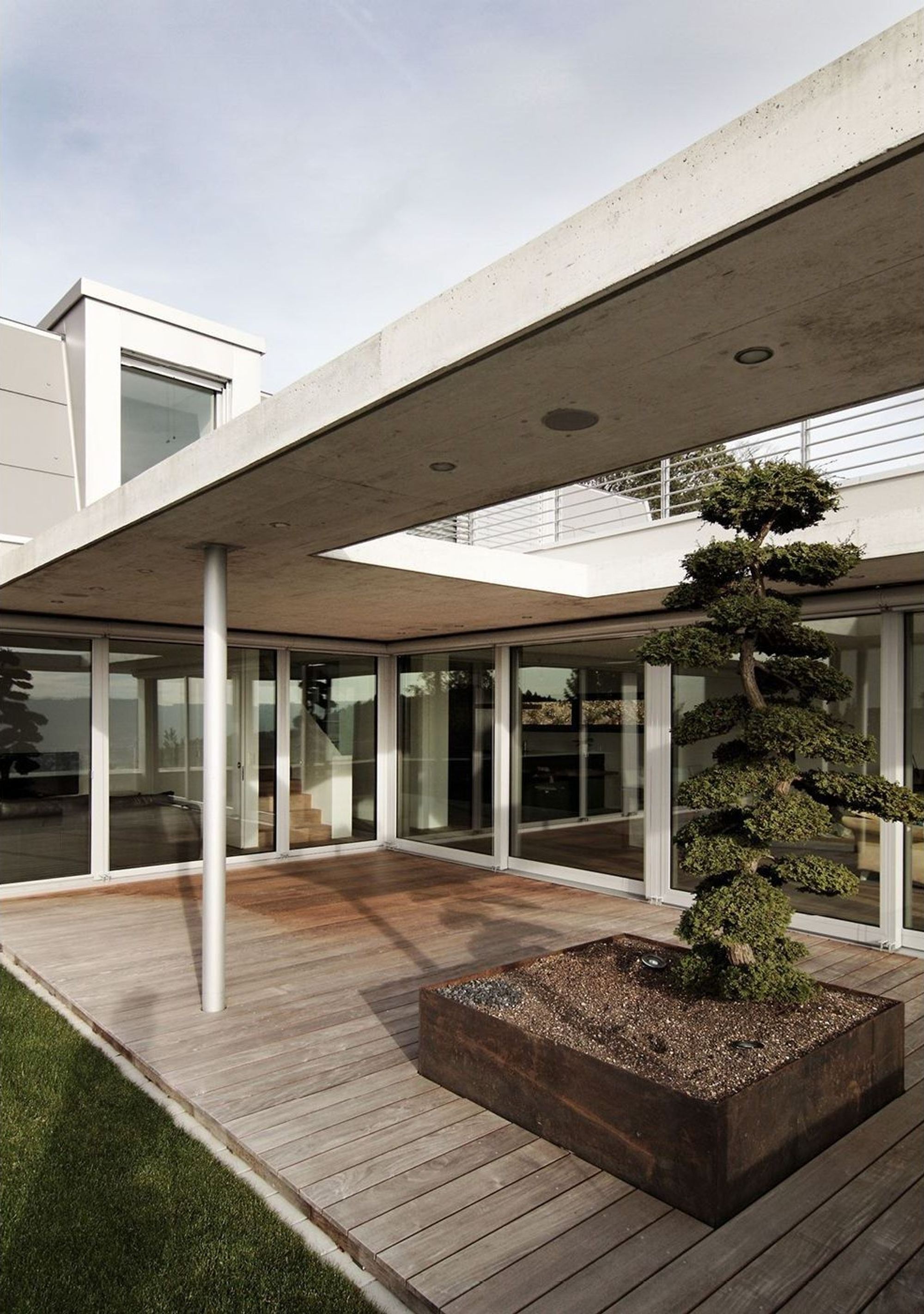 Topiary in a timber planter under the canopy – Single-family house in Boppelsen