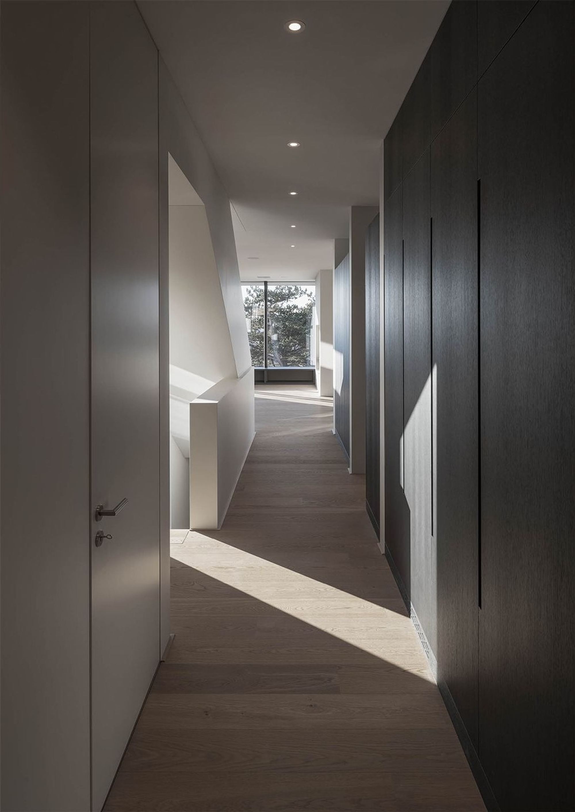 Narrow hallway with dark built-in cupboards – Single-family house in Uitikon