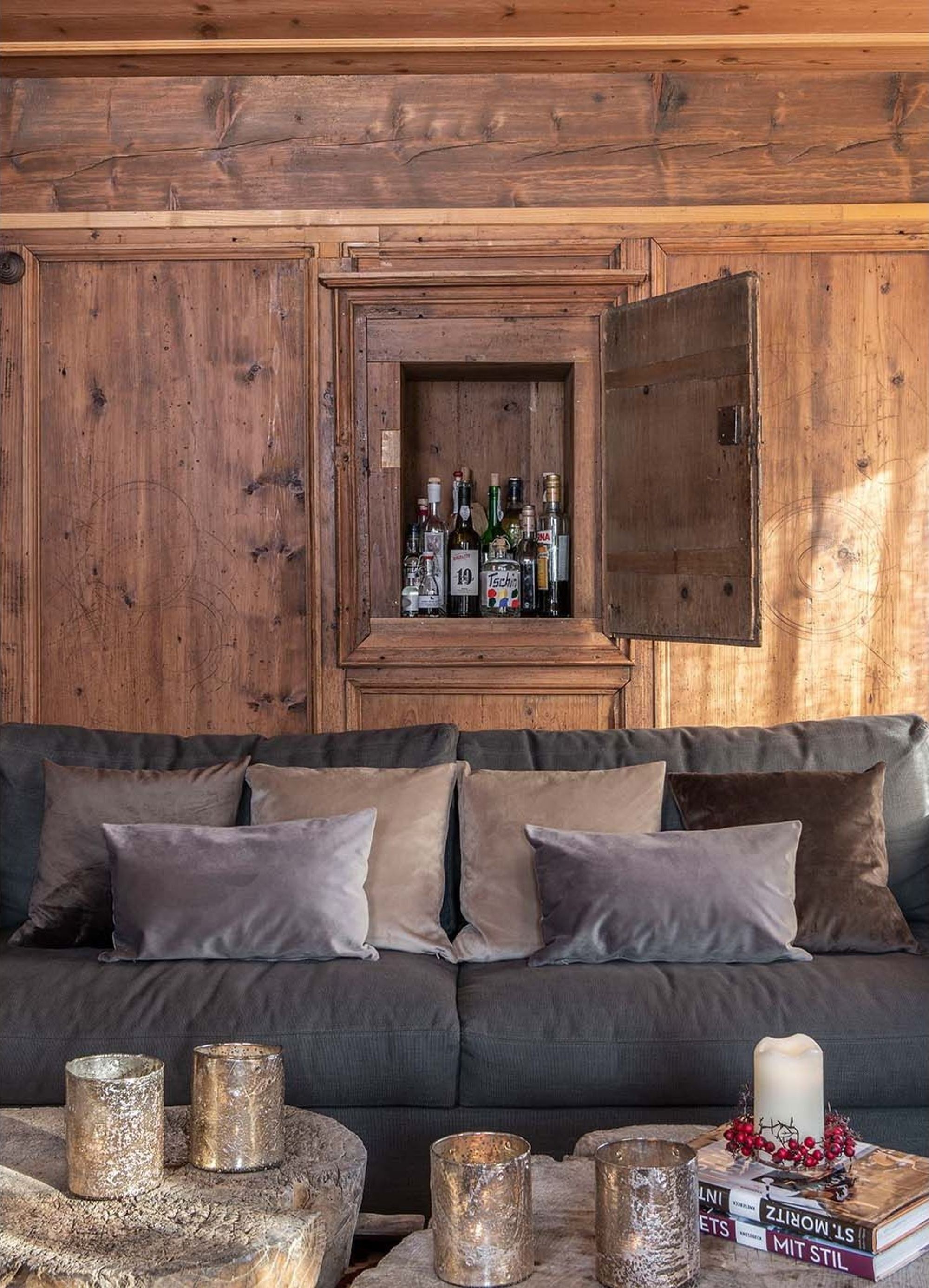 Wall cupboard in the timber panelling above the sofa – Historic conversion in Fidaz