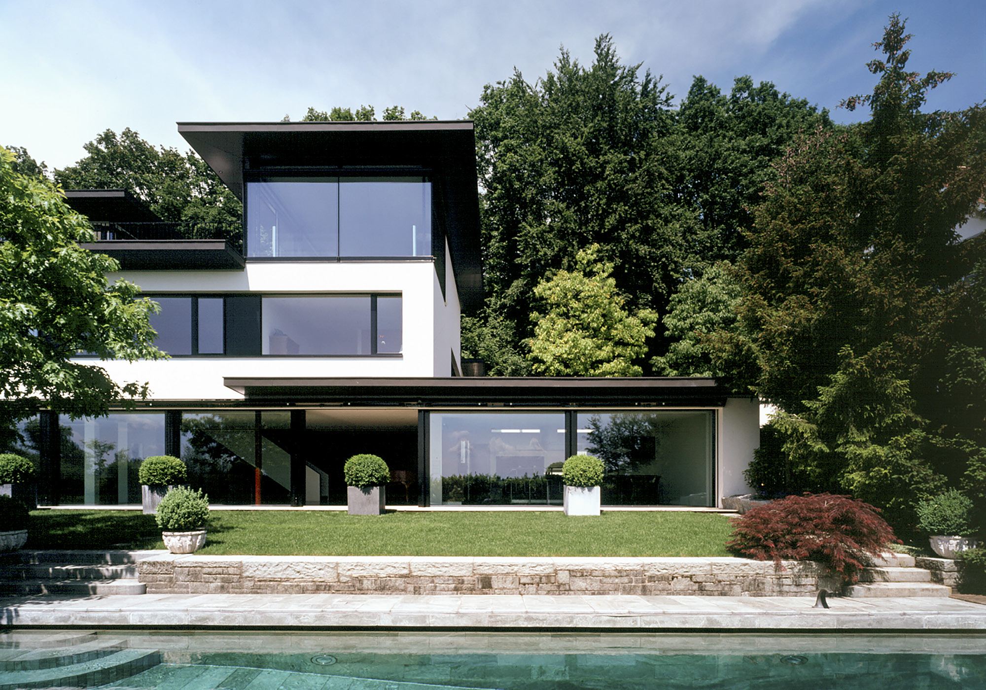 White house with pool and garden terraces – Single-family house in Uitikon