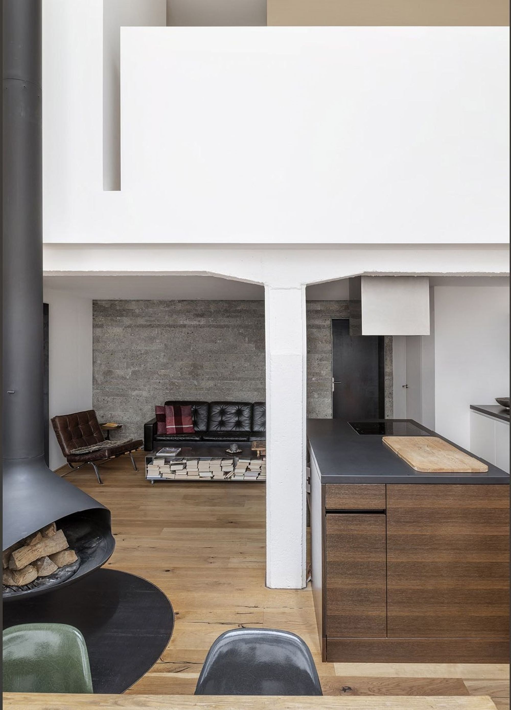View into the living space with gallery and fireplace – Interiors and landscape, Wohlen AG