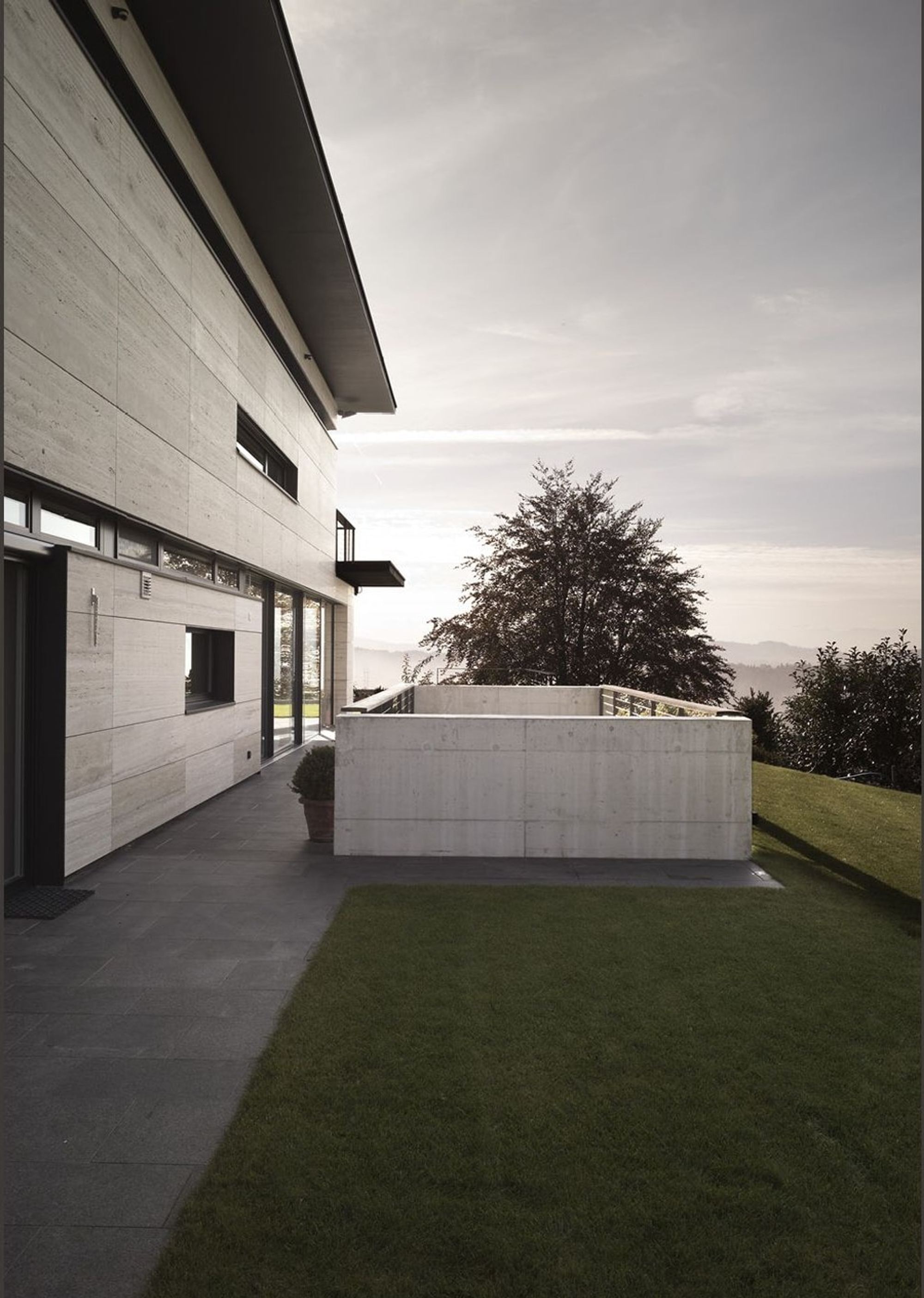 Path along the facade to the garden – Single-family house in Uitikon