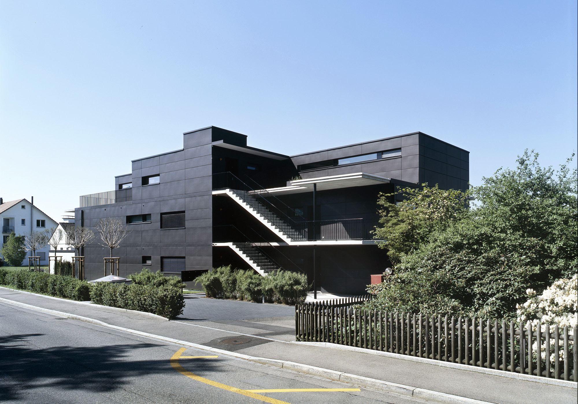 Street view with outside staircases – Apartment building in Uitikon