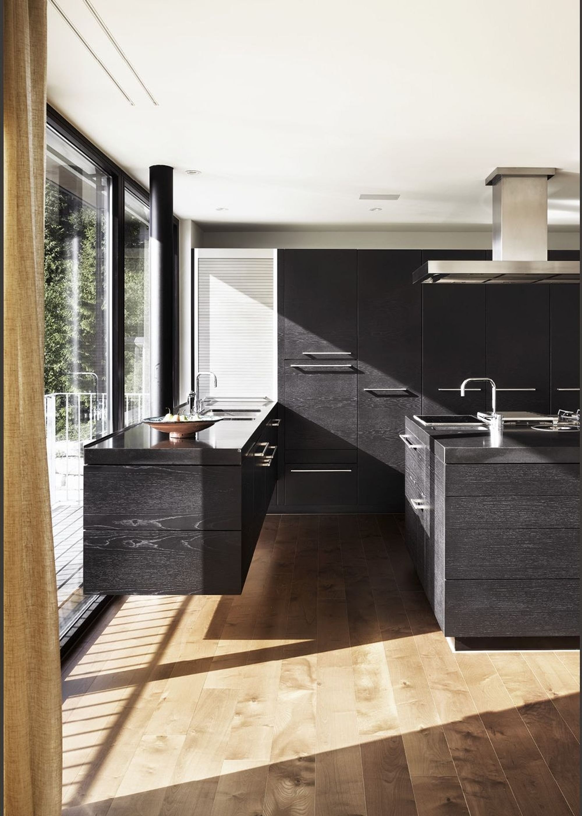 Dark kitchen in sunlight – Apartment building in Uitikon