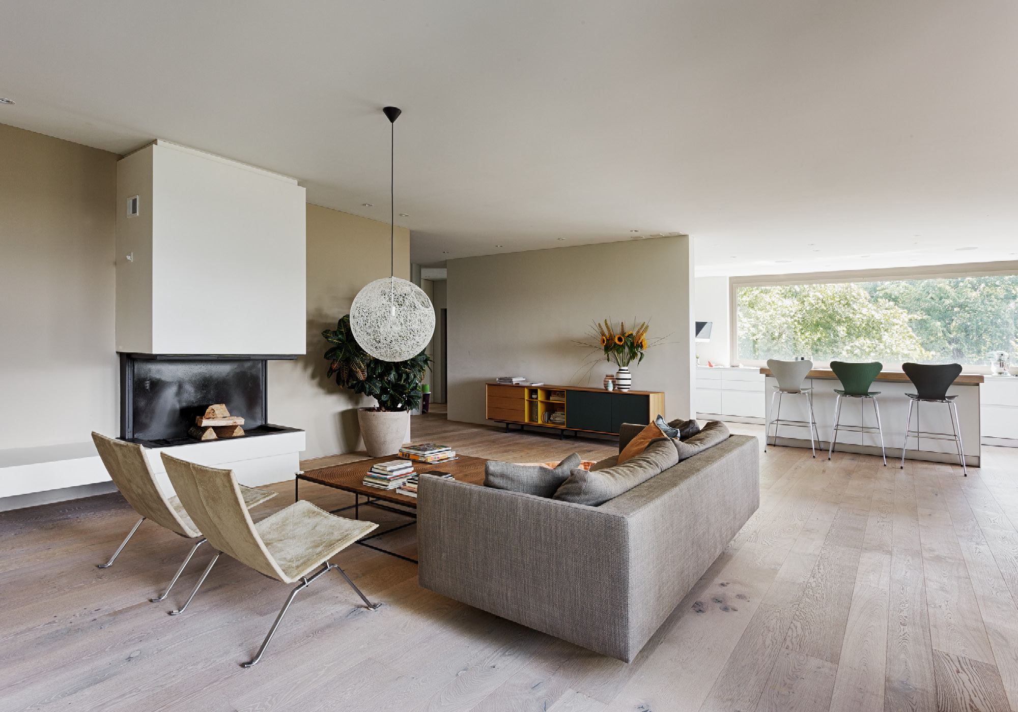 Living room with fireplace and view over the city – Single-family house in Zürich
