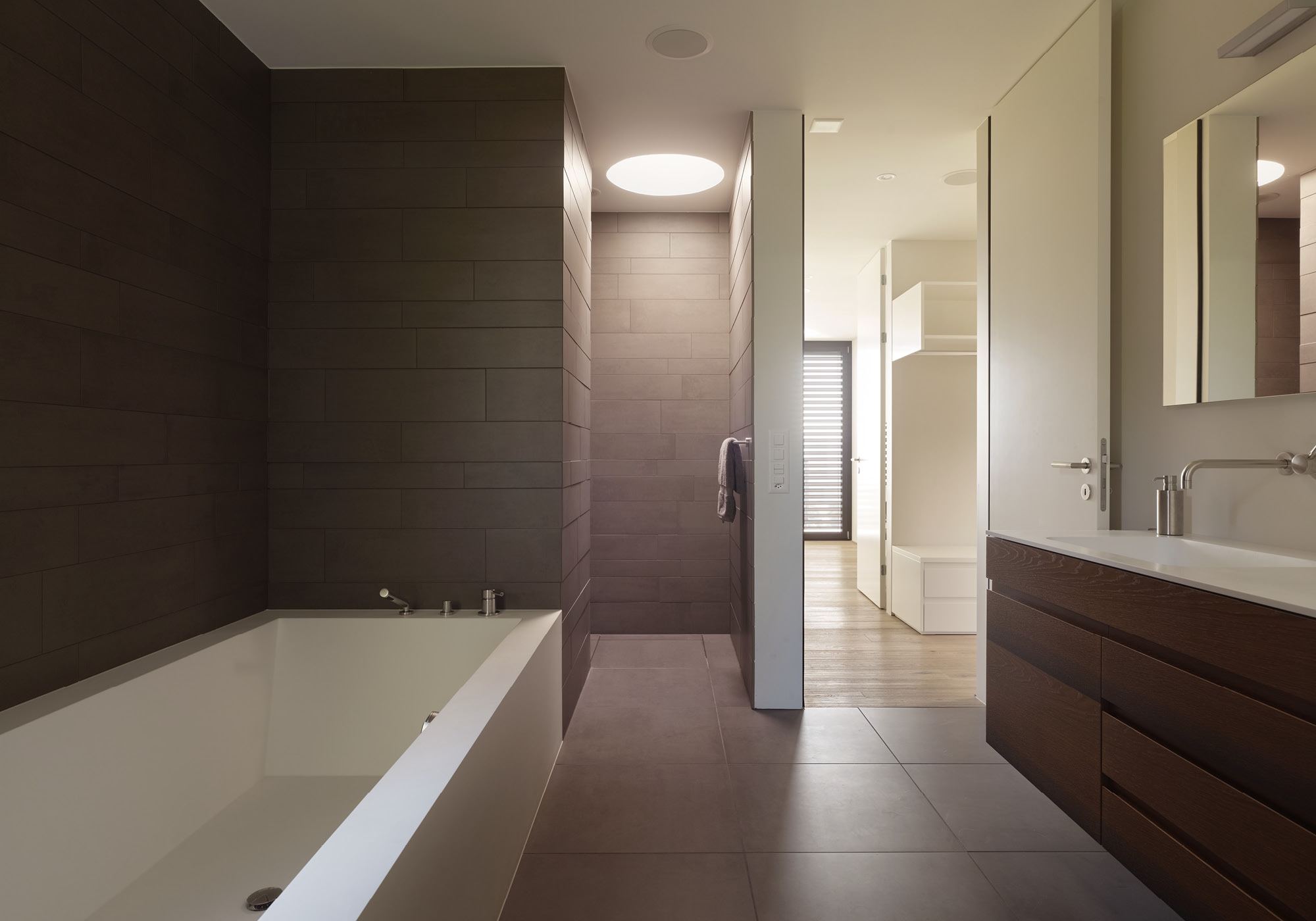 Bathroom with bathtub and circular skylight – Single-family house in Oberwil-Lieli