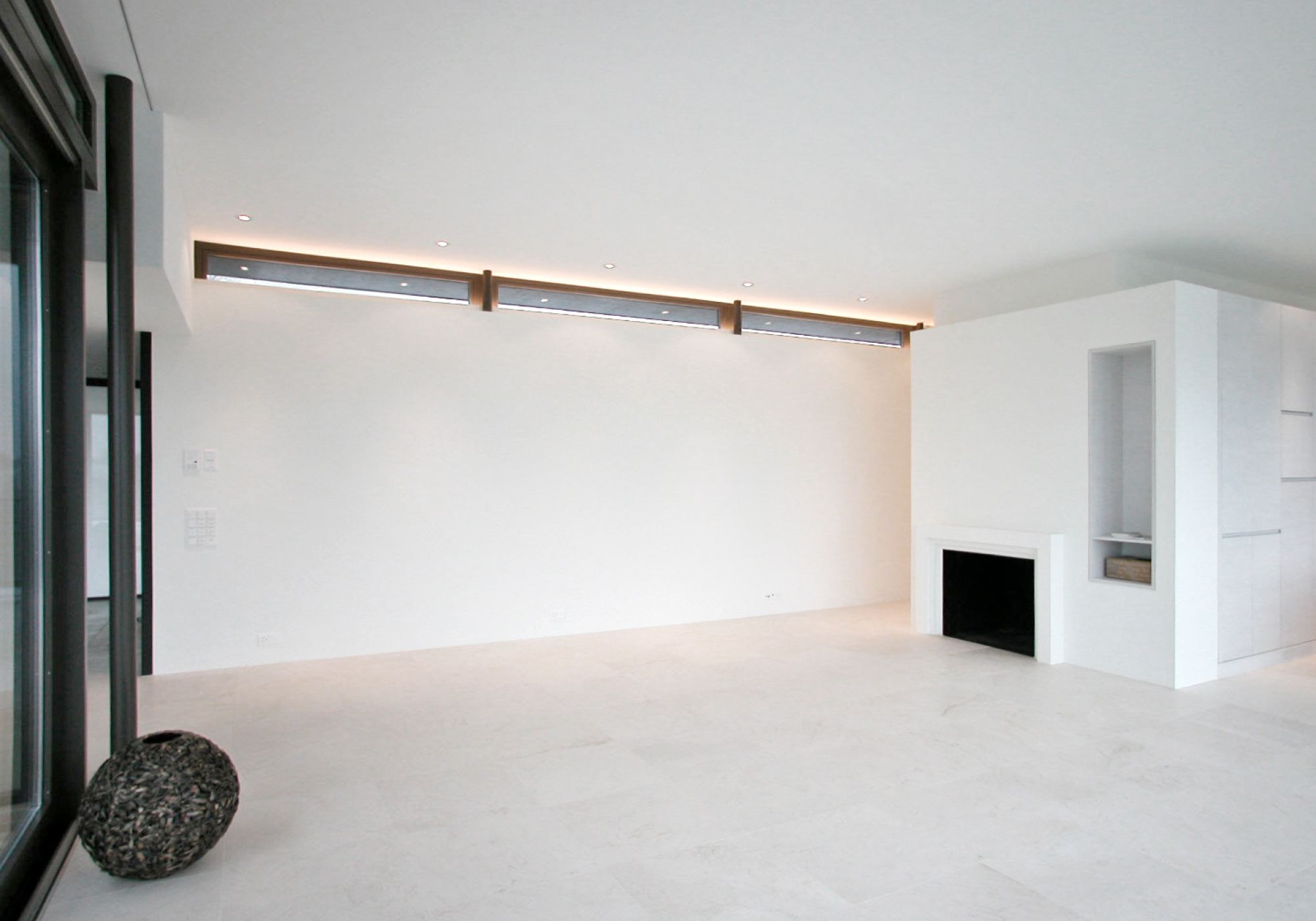 Bright room with fireplace and strip lighting – Single-family house in Teufen