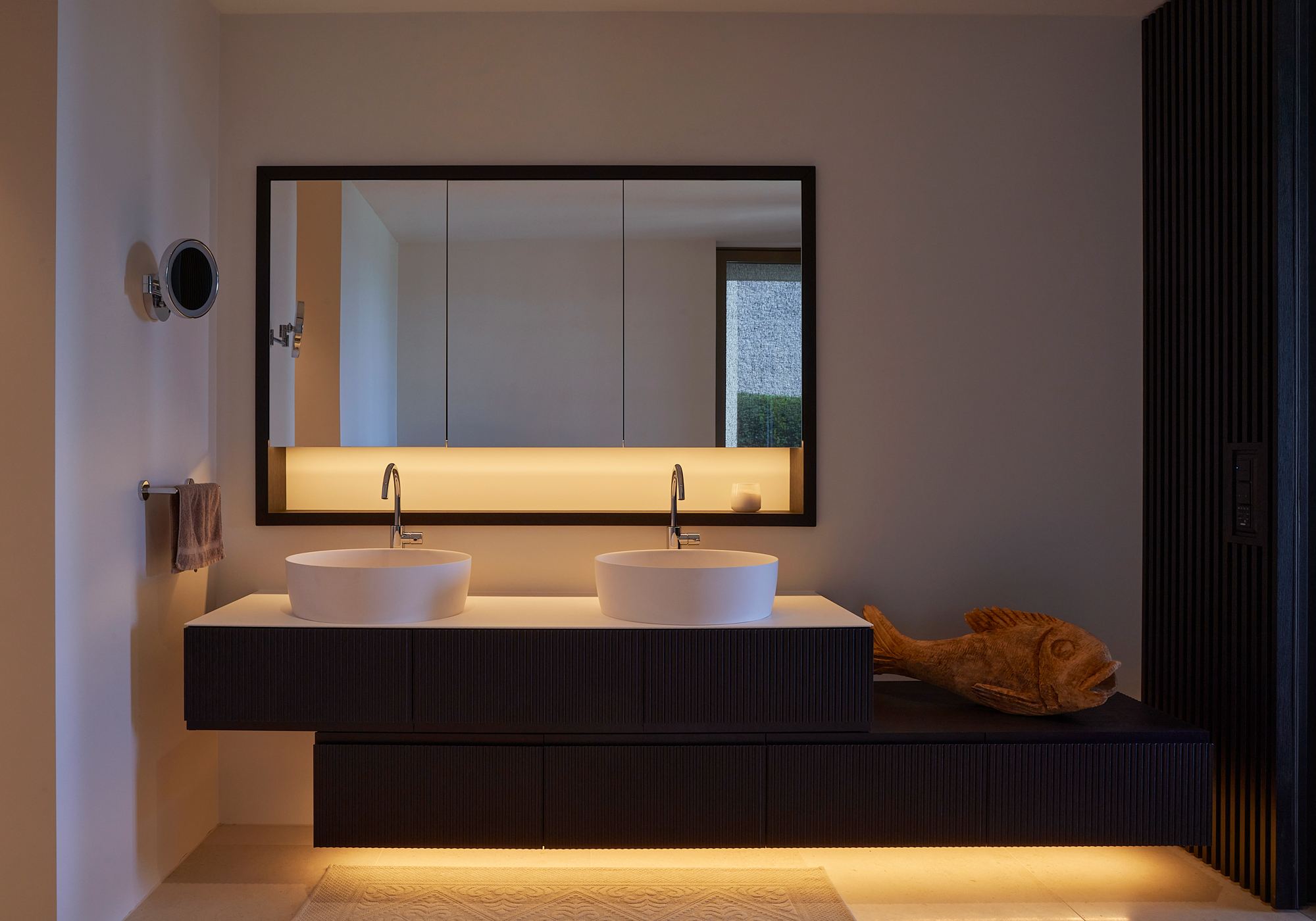 Bathroom with double washbasin and illuminated mirror – Single-family house in Uitikon