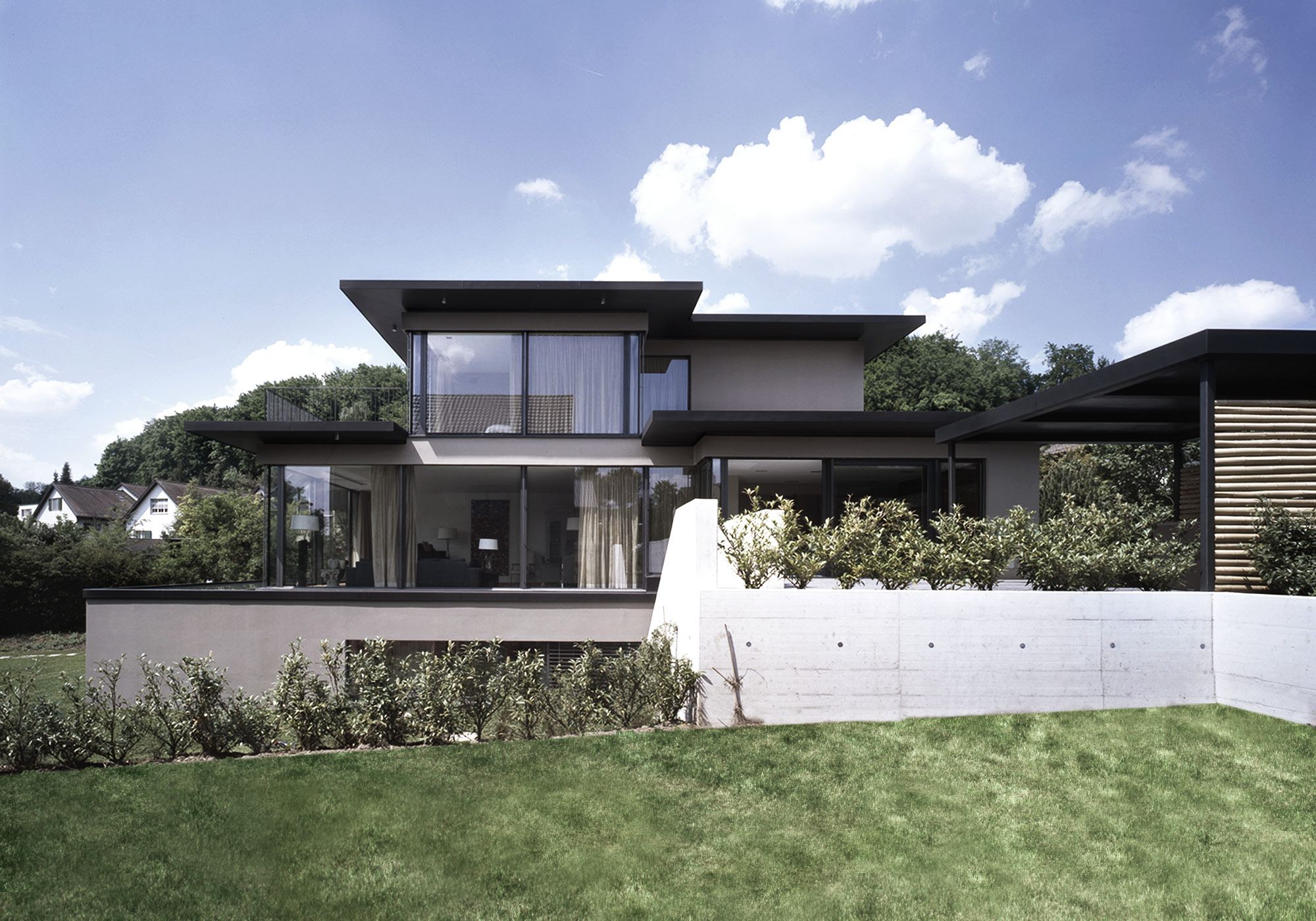 Garden side with low roofs and lawn – Single-family house in Uitikon