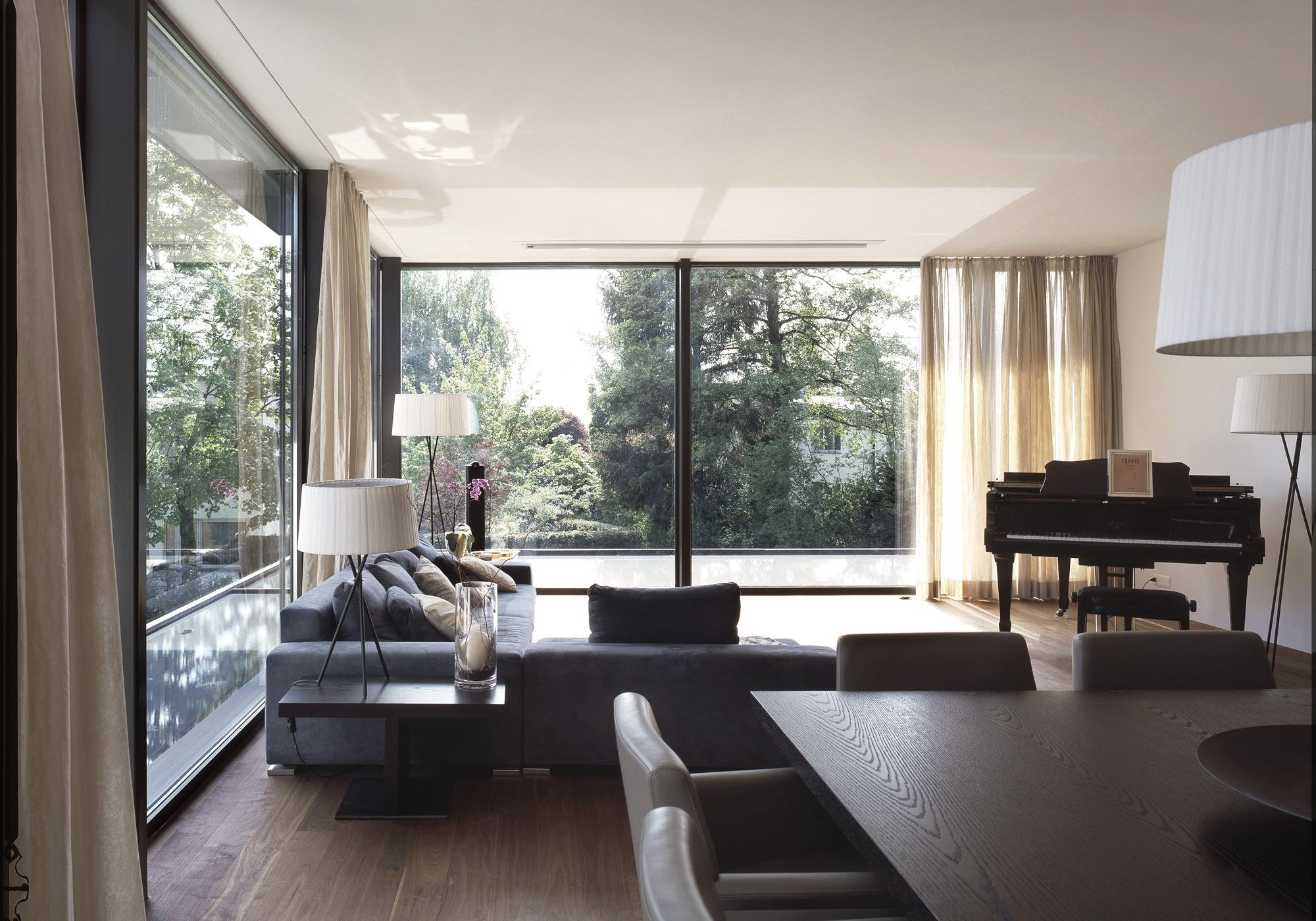 Living space with sofa and grand piano – Single-family house in Uitikon