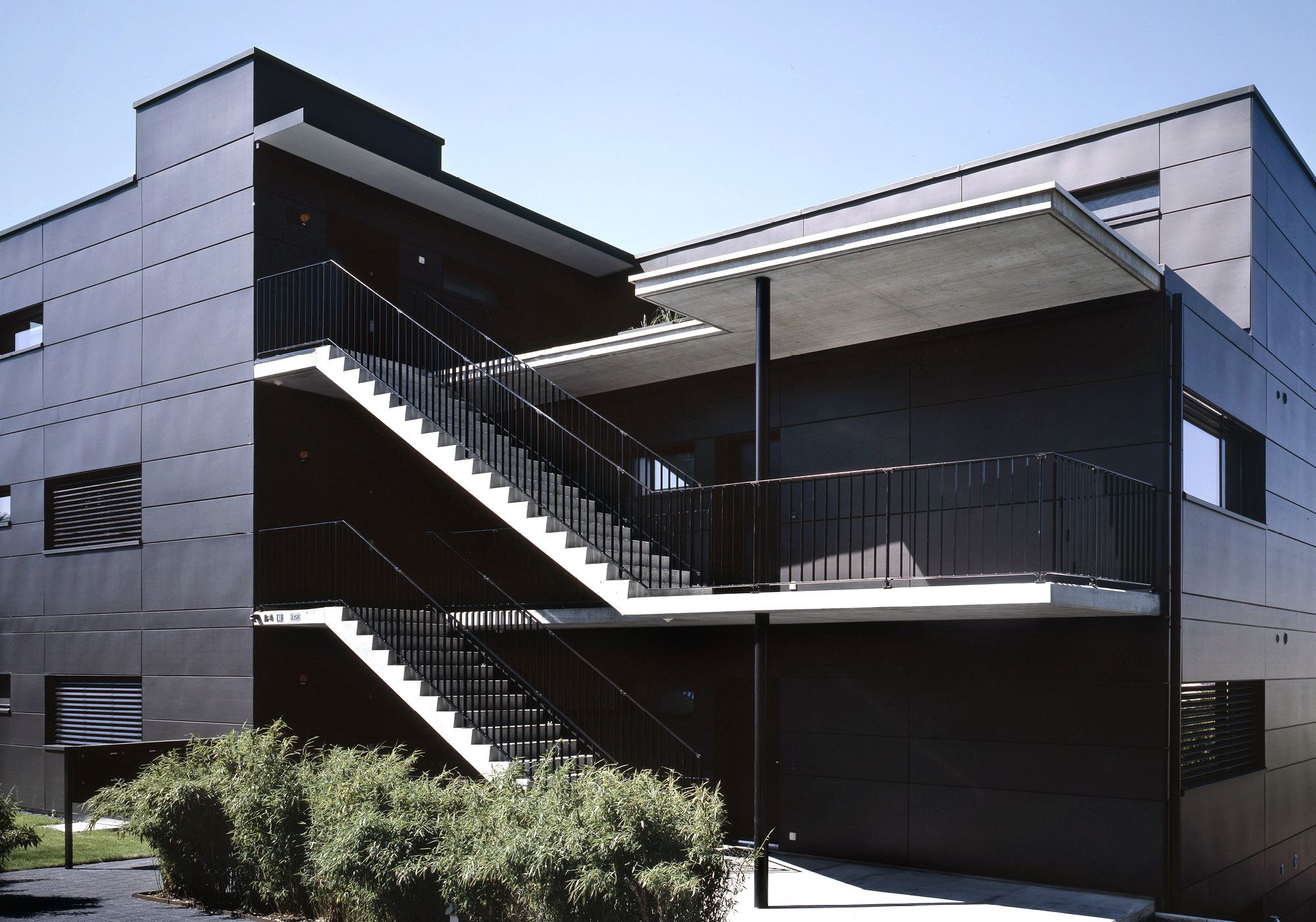 Dark facade panels with steel staircase – Apartment building in Uitikon
