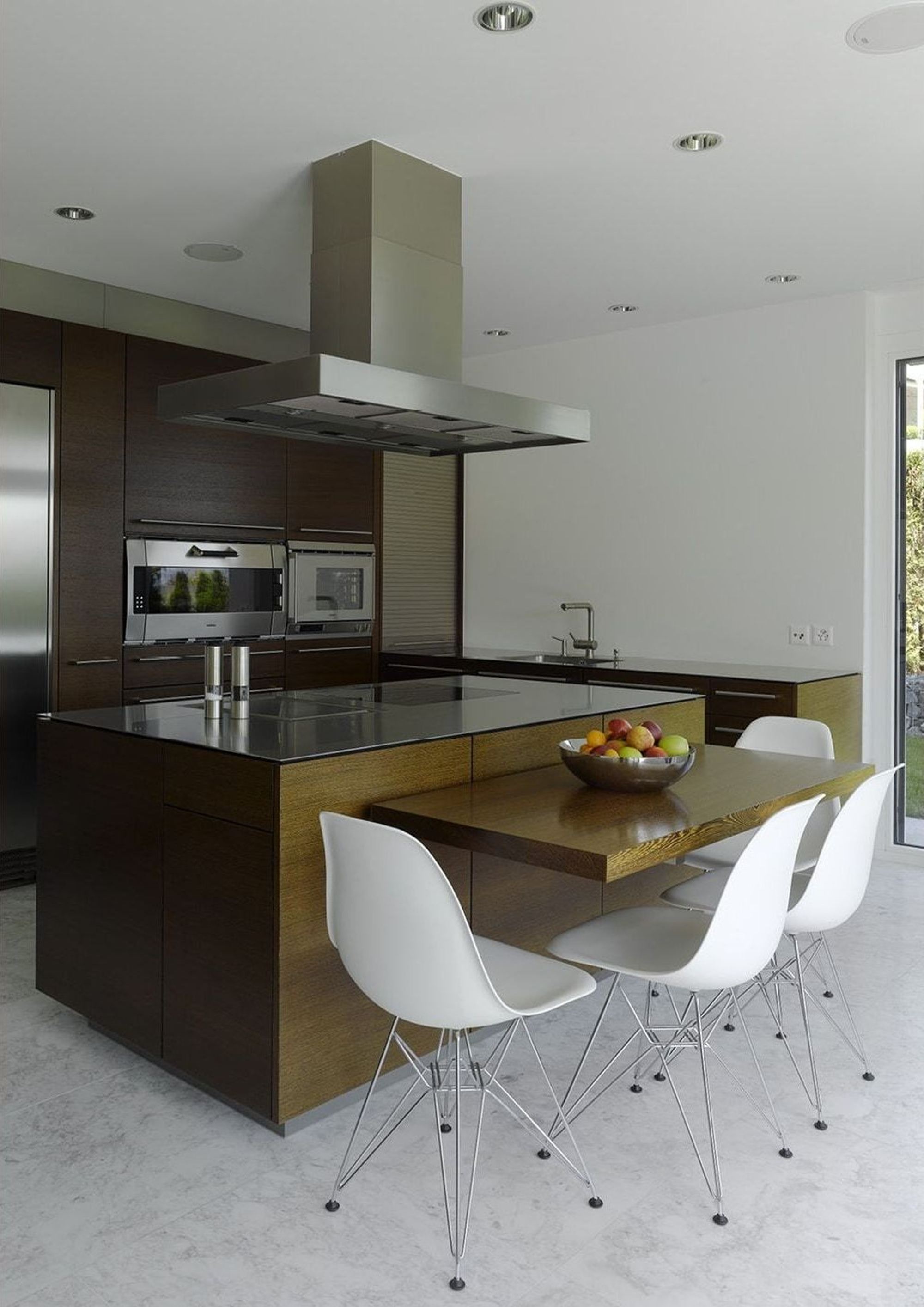 Kitchen with timber island and white chairs – Single-family house in Geroldswil
