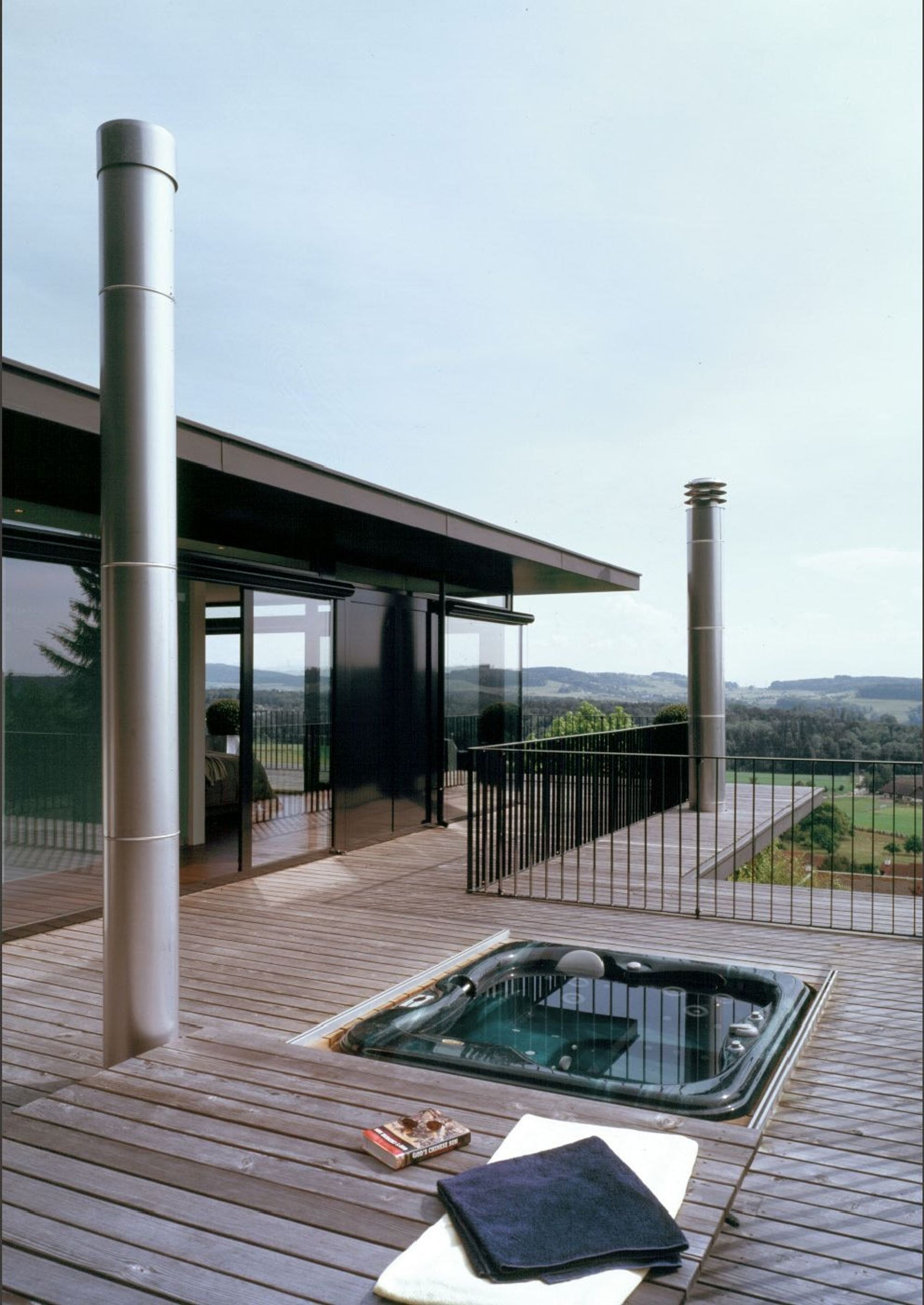 Hot tub in the timber deck with chimney – Single-family house in Uitikon
