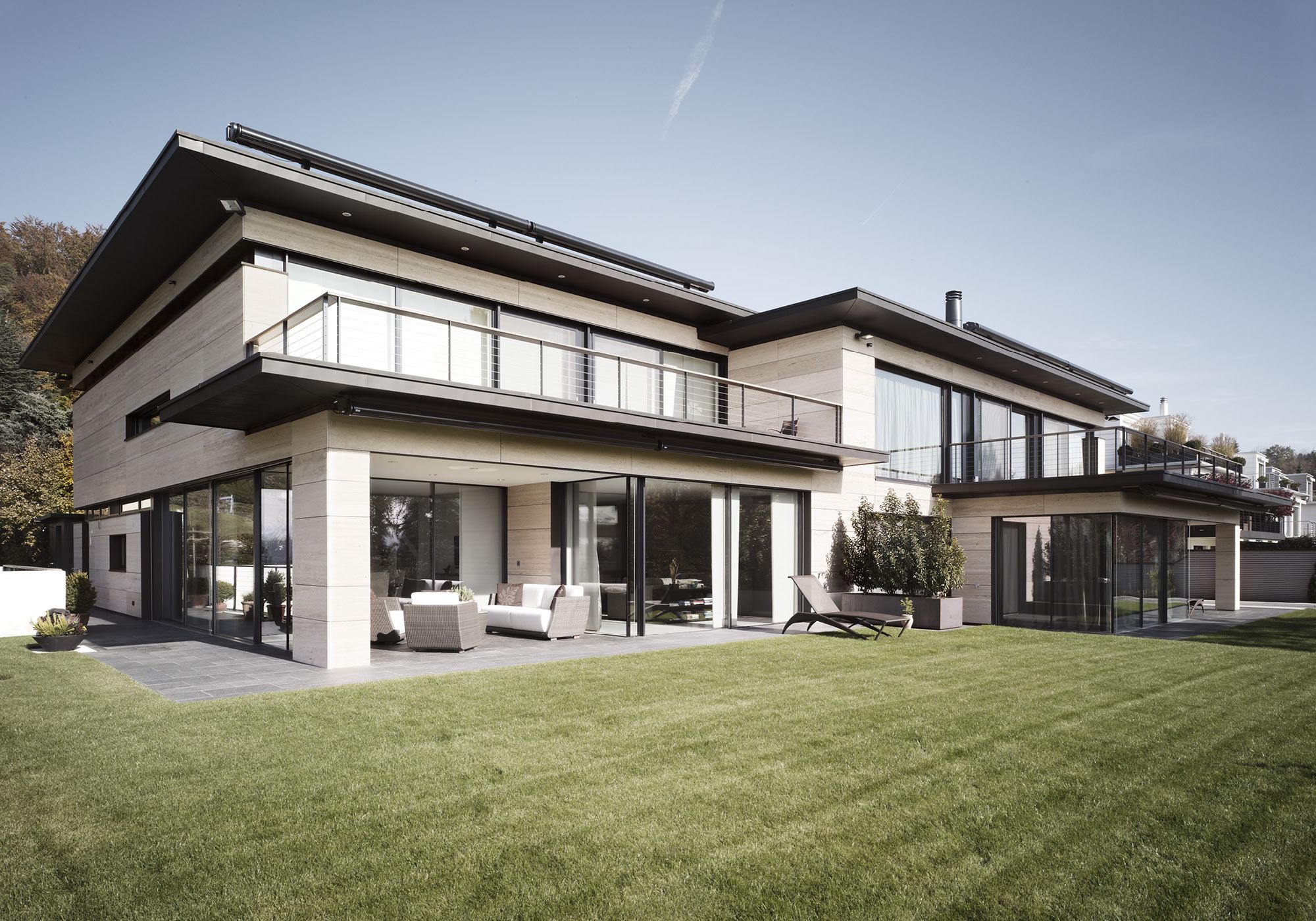 Garden side with balcony, seating area and lawn – Single-family house in Uitikon