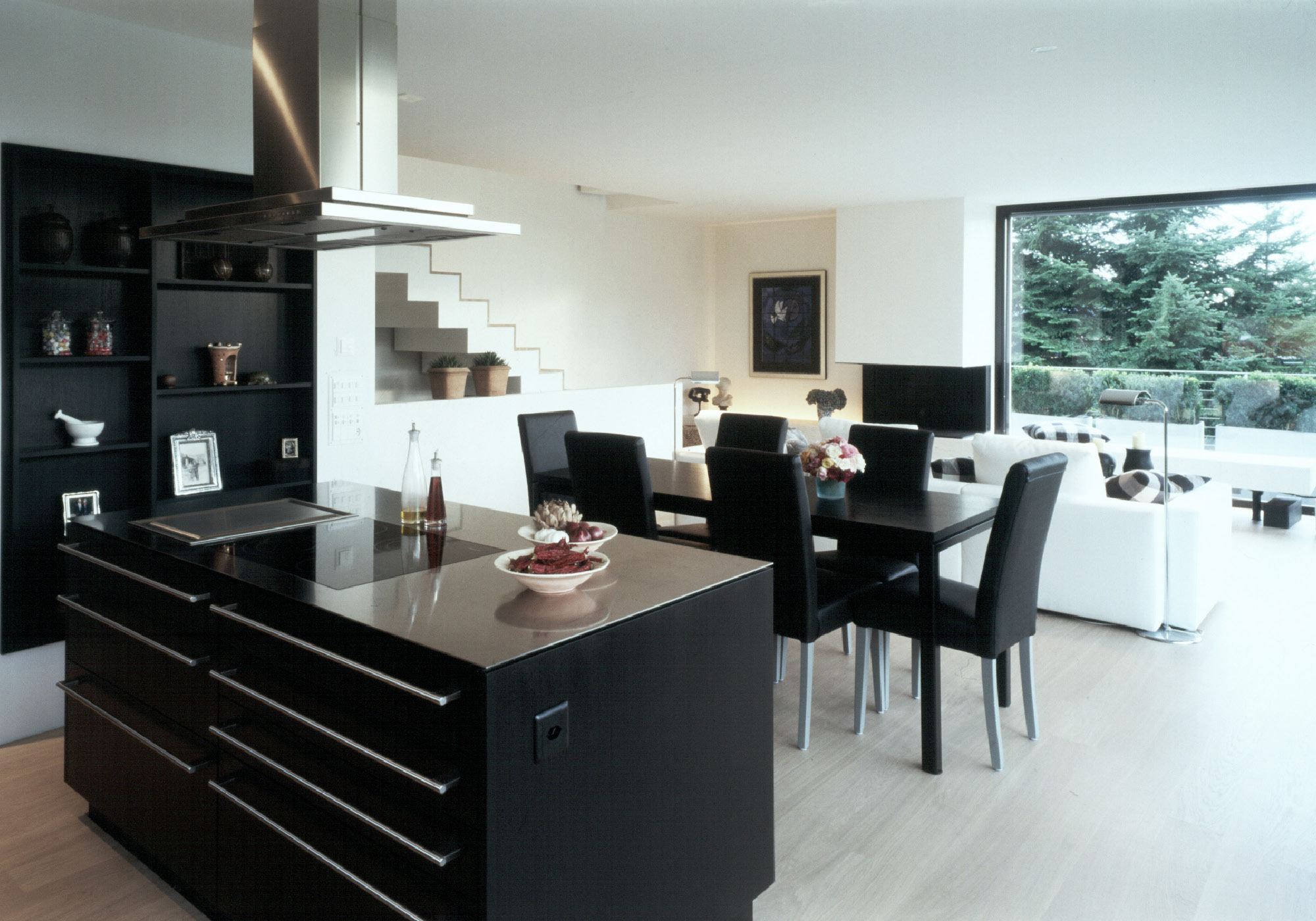 Kitchen with dark island and dining area – Single-family house in Davos Platz