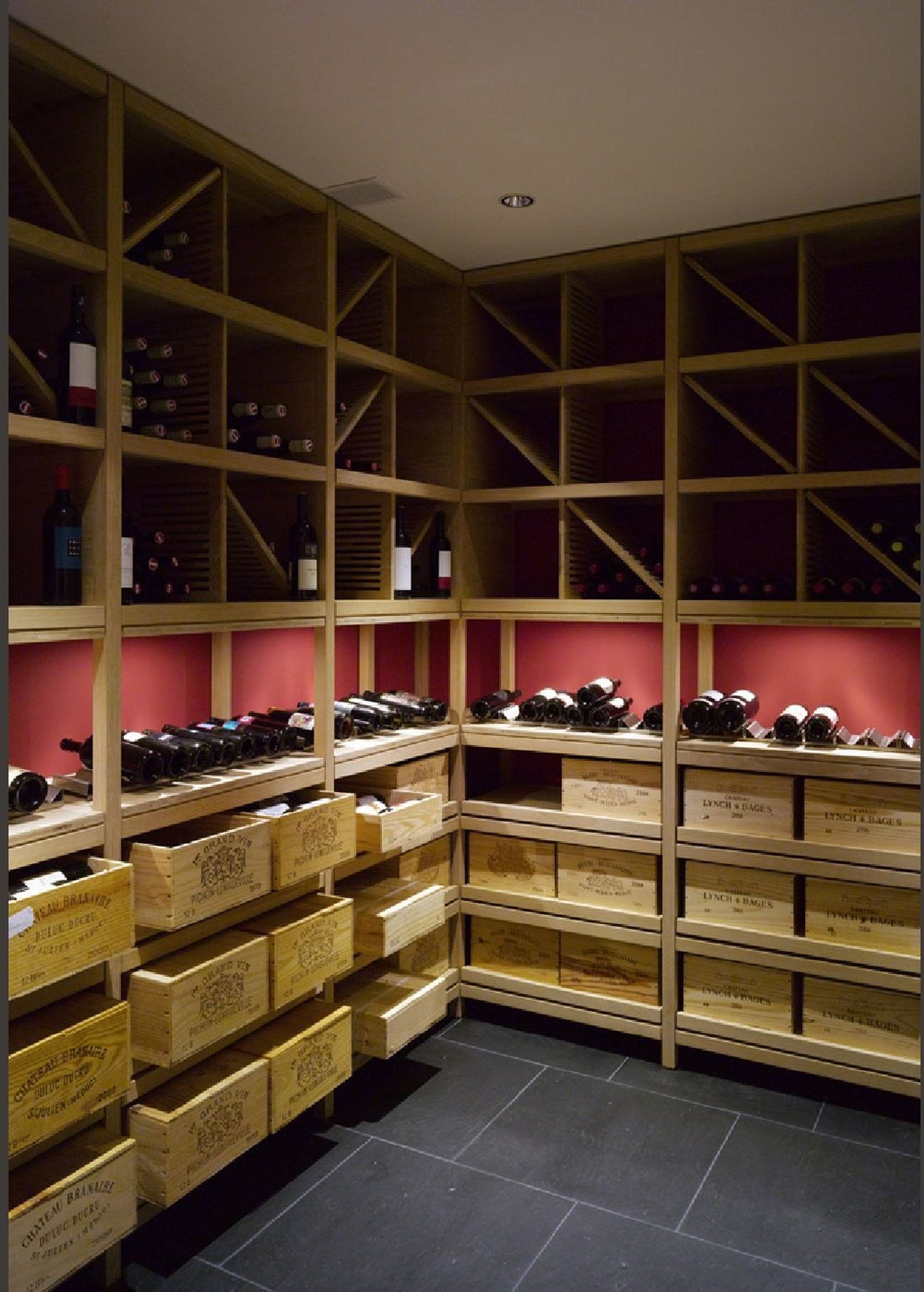 Wine cellar with timber shelving – Single-family house in Uitikon