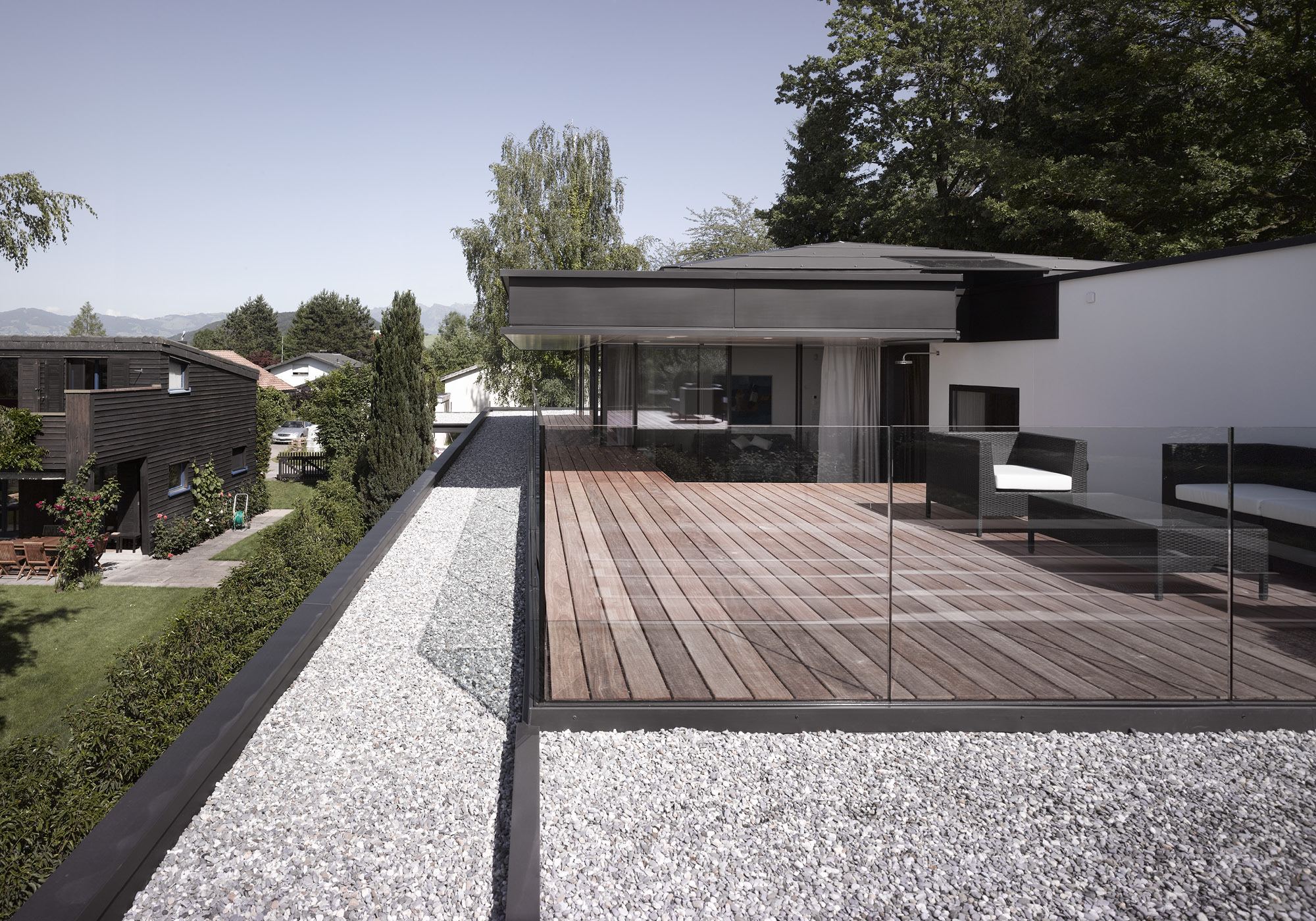 Roof terrace with timber deck and gravel strip – Single-family house in Lachen