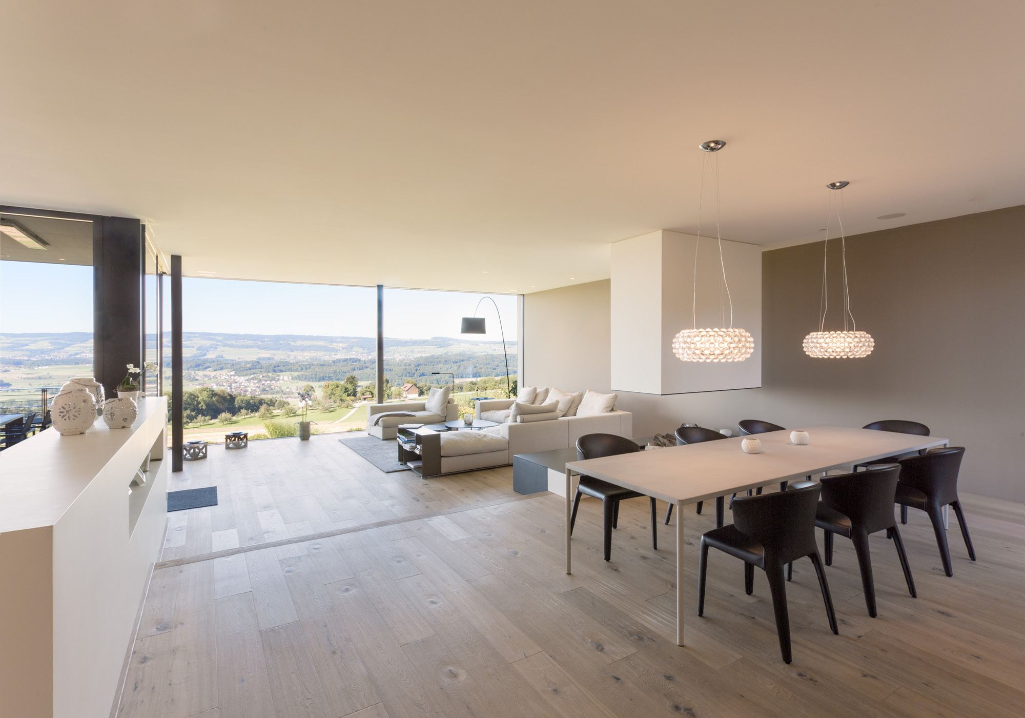 Dining table with view over the landscape – Single-family house in Oberwil-Lieli