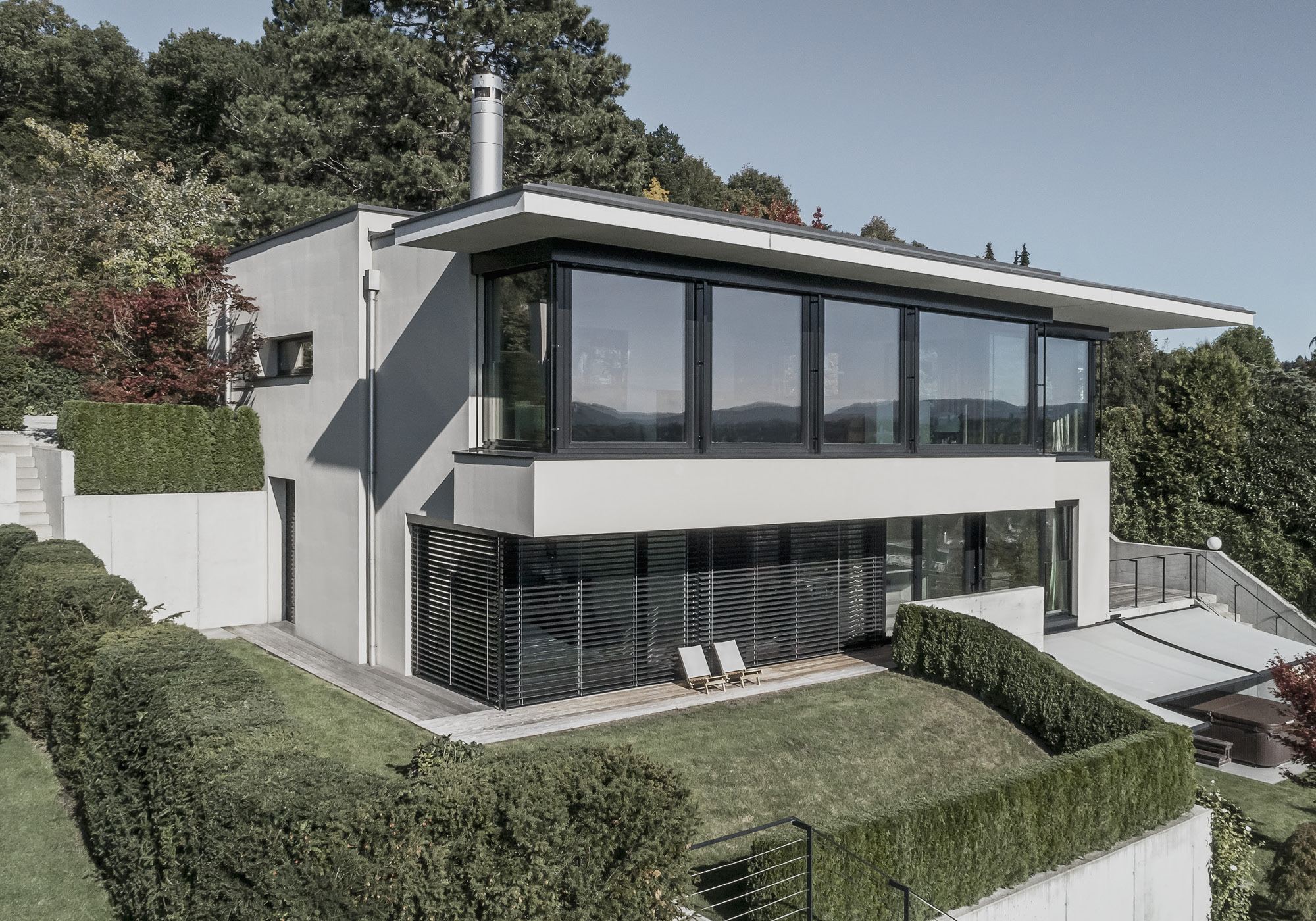 White facade with glass front above the garden – Single-family house in Uitikon
