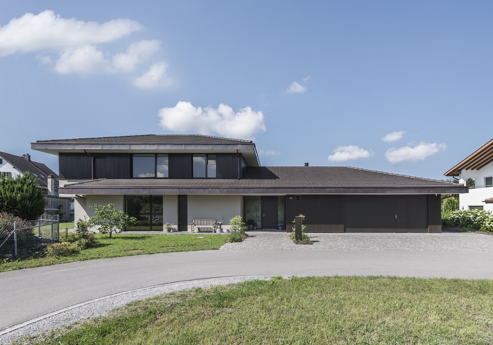 House with low-pitched roof and gravel forecourt – Single-family house in Grüningen