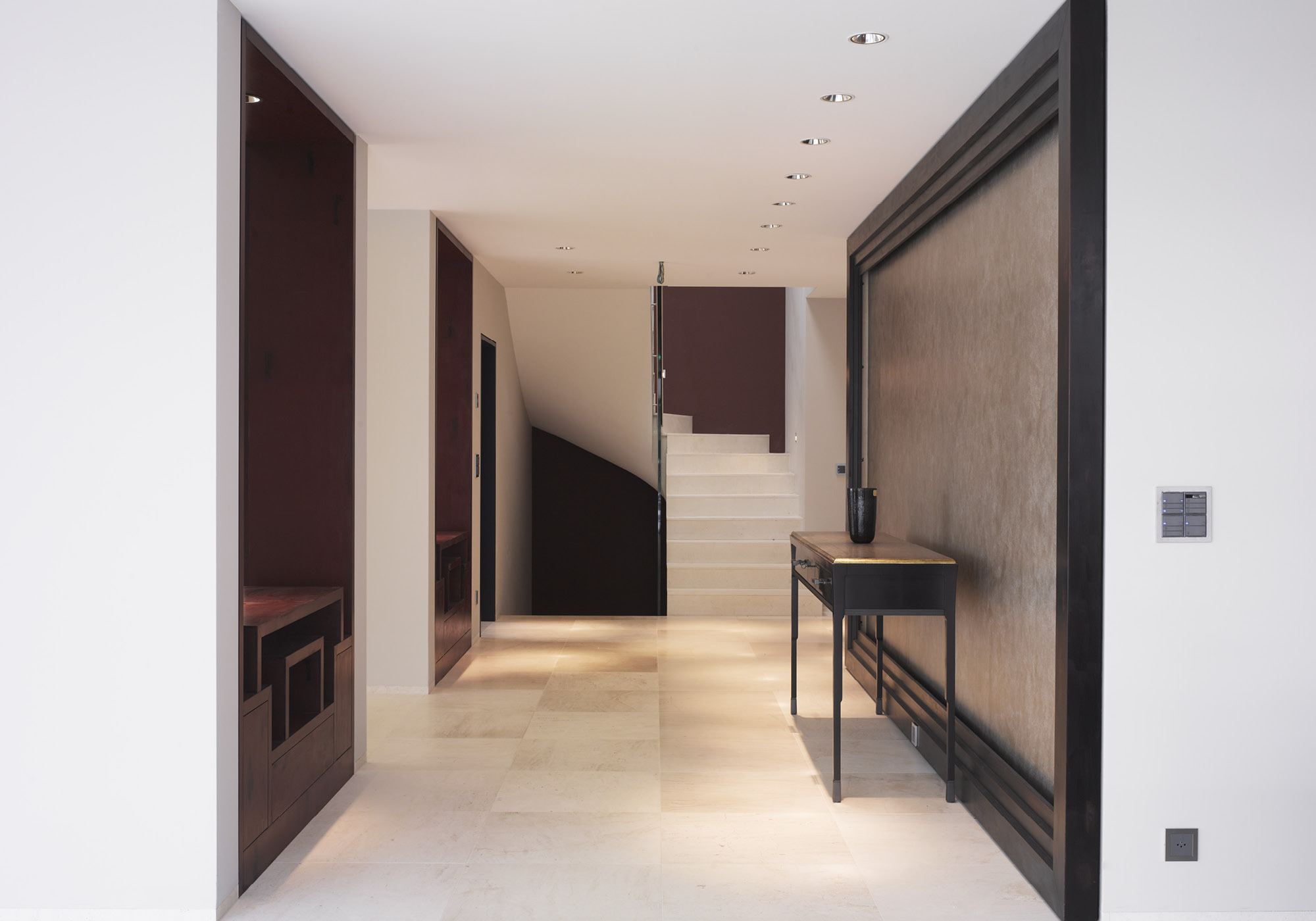 Entrance hall with dark timber frame and console – Single-family house in Uitikon