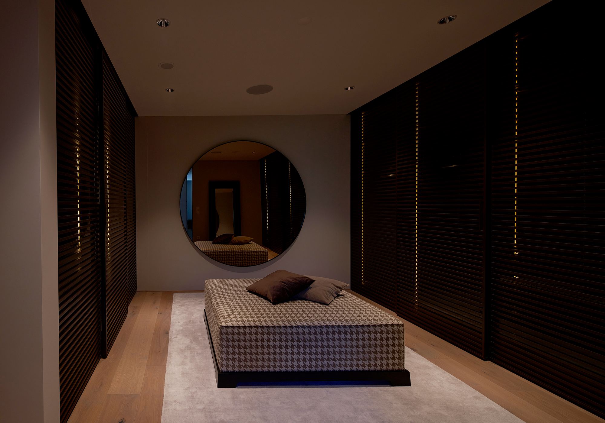 Dressing room with round mirror and upholstered bench – Single-family house in Uitikon