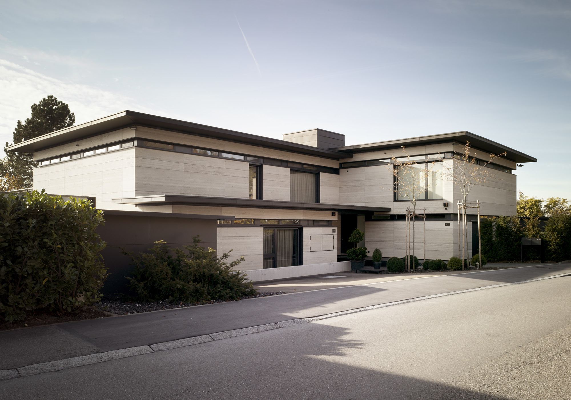 Driveway in front of the natural stone facade – Single-family house in Uitikon
