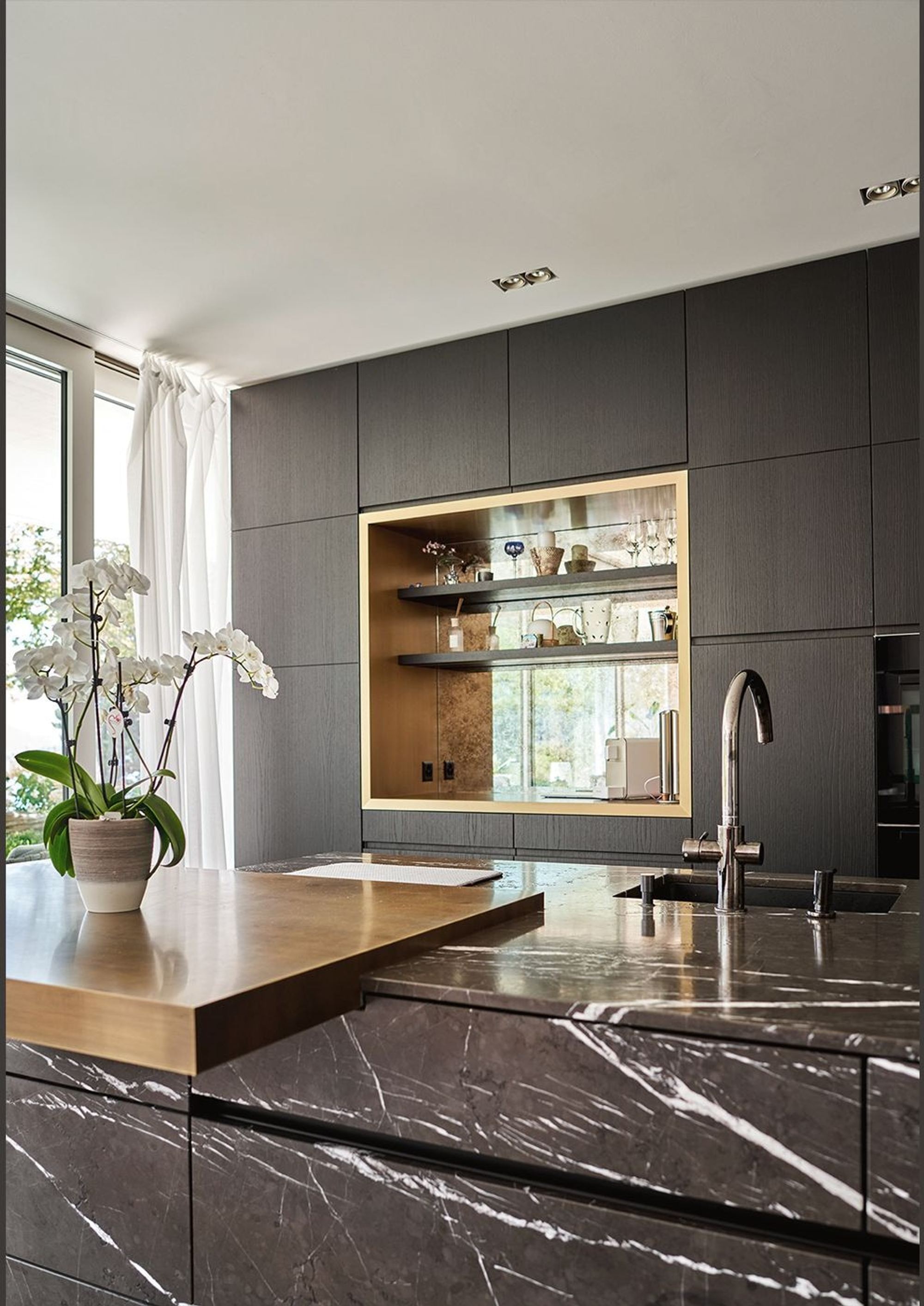 Marble kitchen island in front of dark cabinetry – Interiors and landscape, Luzern