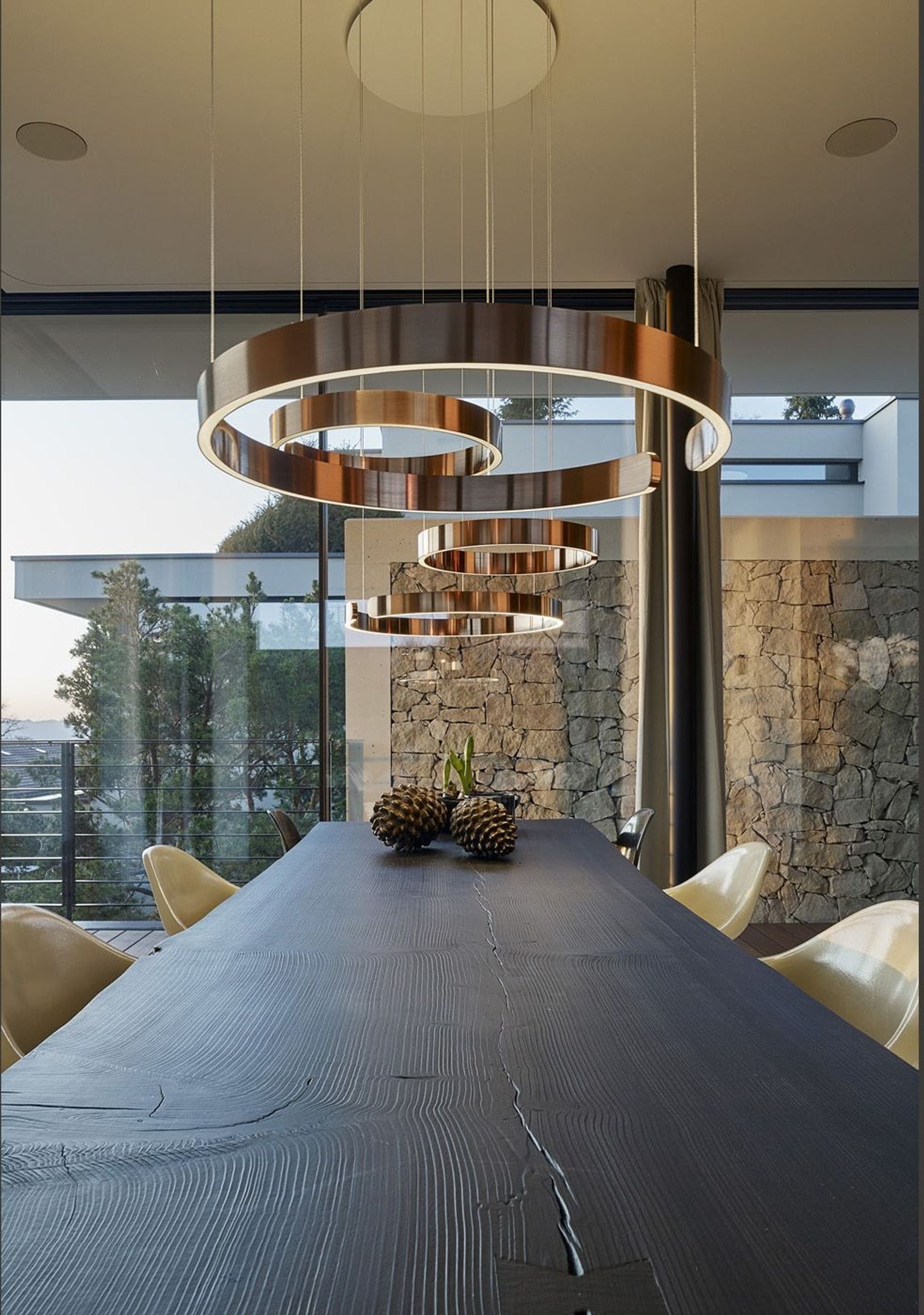 Dining table with copper ring pendants – Single-family house in Uitikon