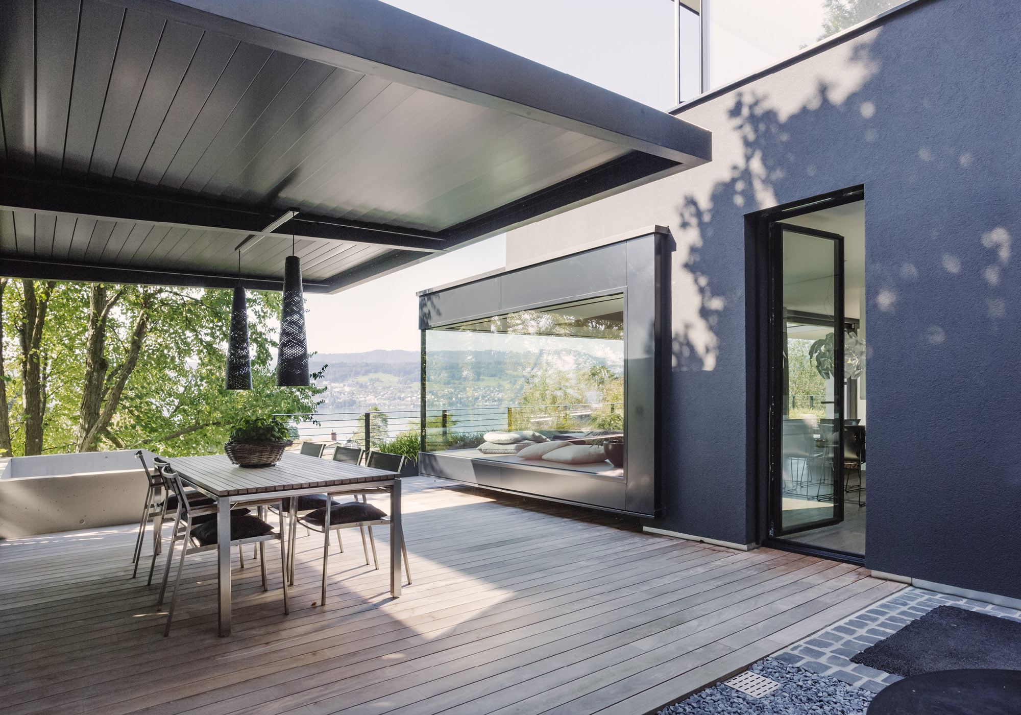Covered terrace with dining table and lake view – Single-family house in Meilen