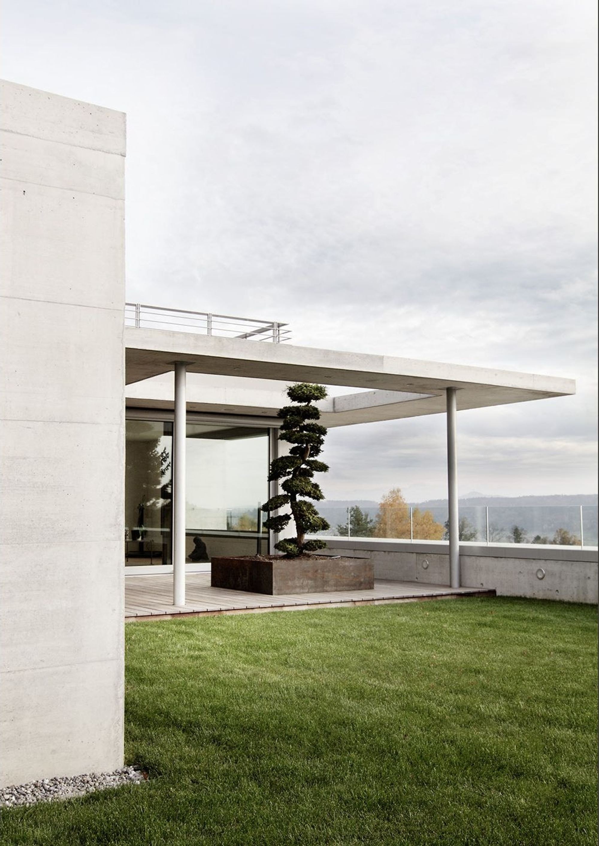 Lawn and canopy with view into the valley – Single-family house in Boppelsen
