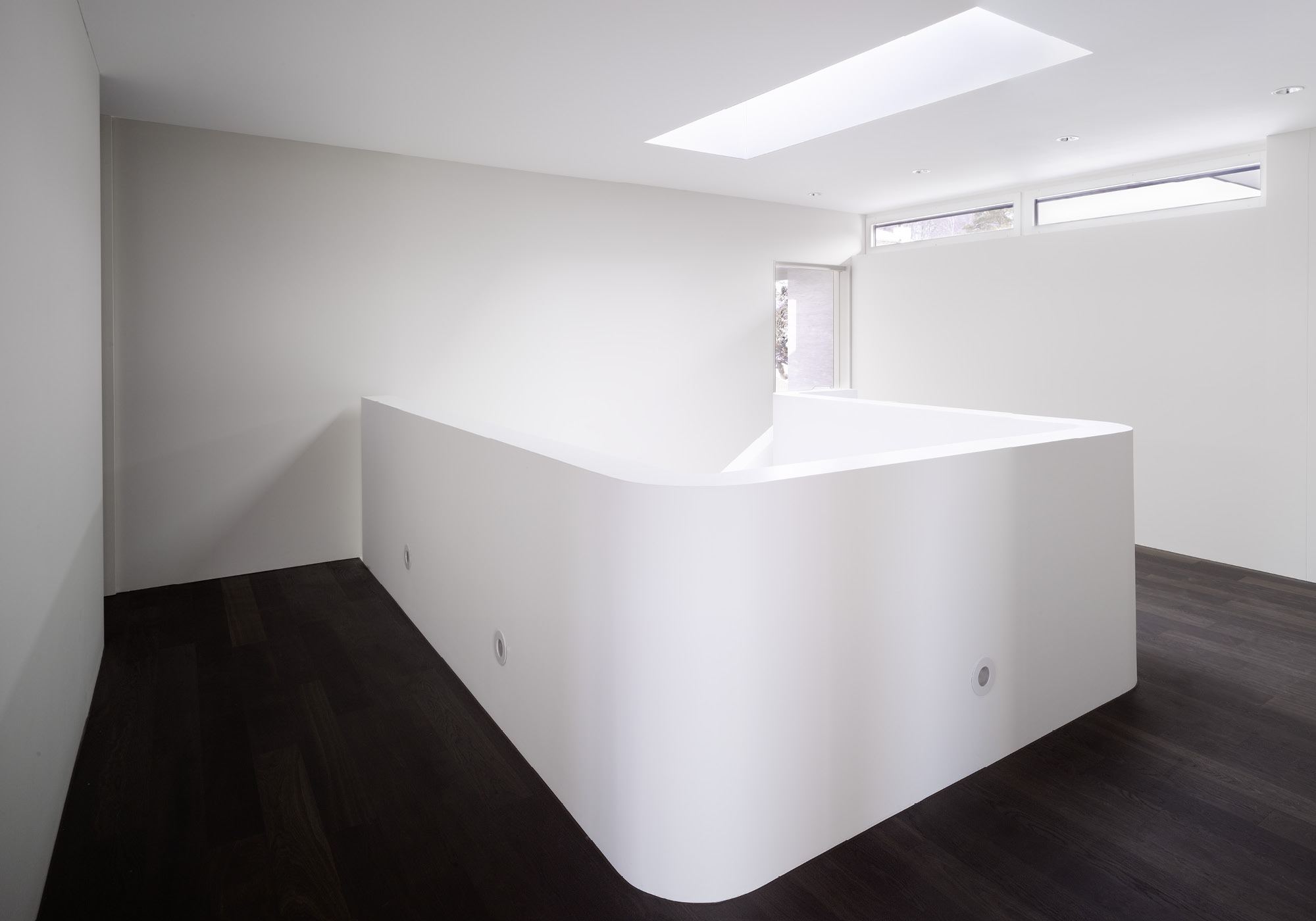 Gallery with curved balustrade and skylight – Single-family house in Uitikon