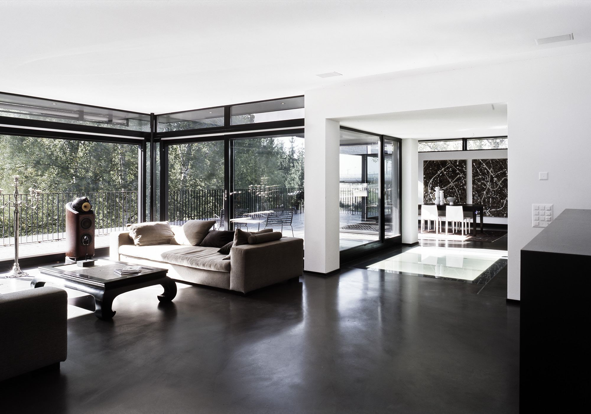 Corner glazing with sofa and trees – Single-family house in Dietikon