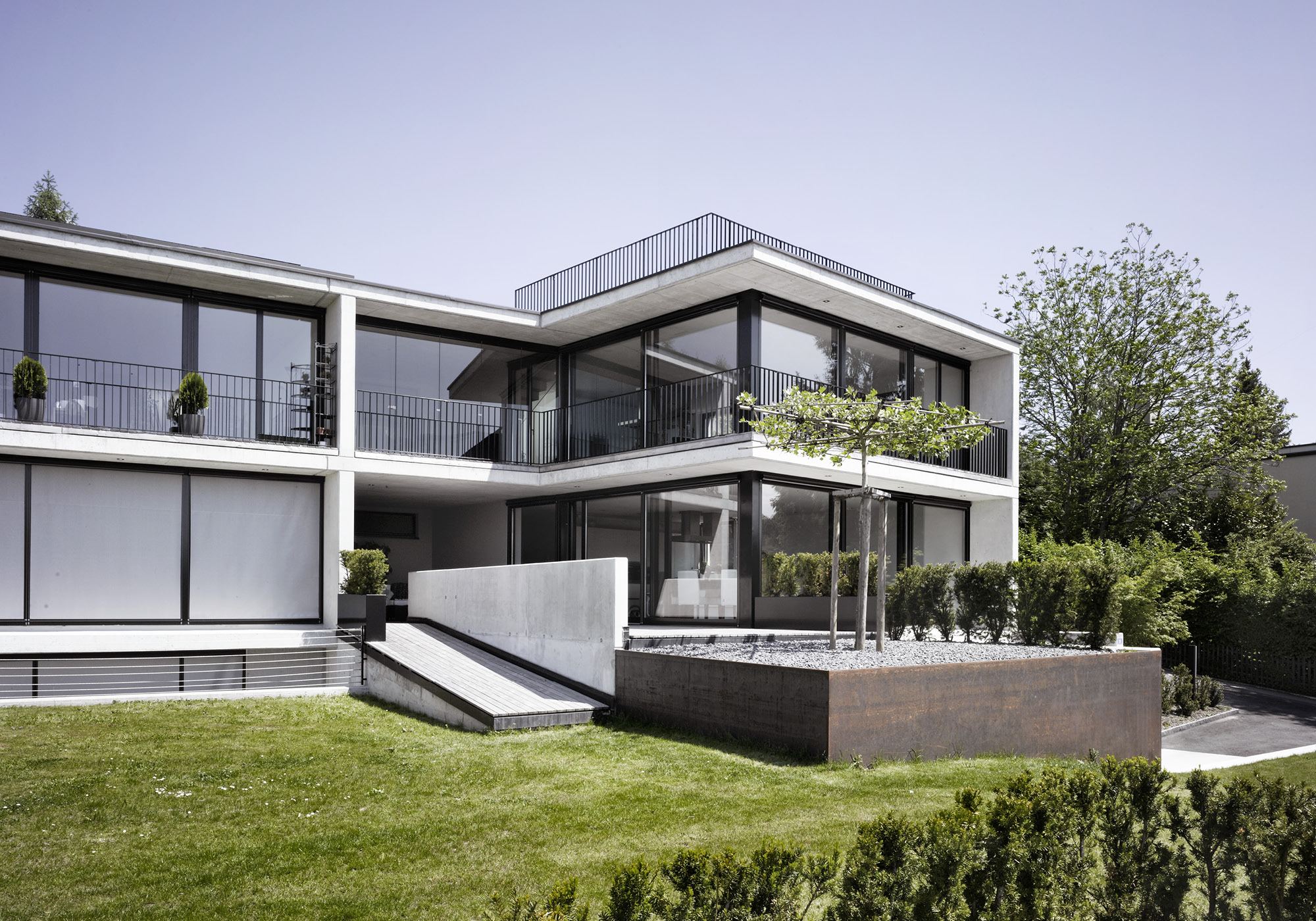 Garden side with terraces and hedges – Apartment building in Uitikon