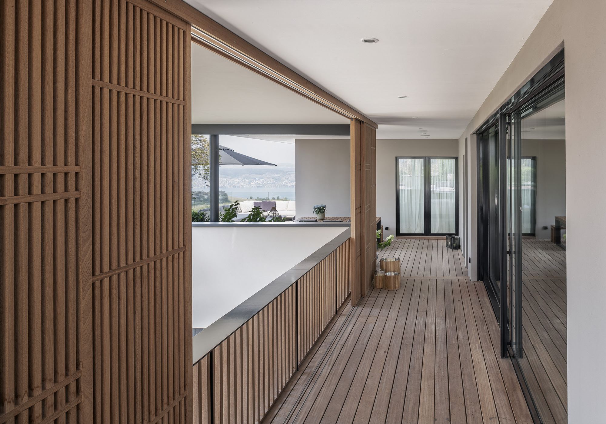 Timber louvres along the covered terrace – Single-family house in Schindellegi