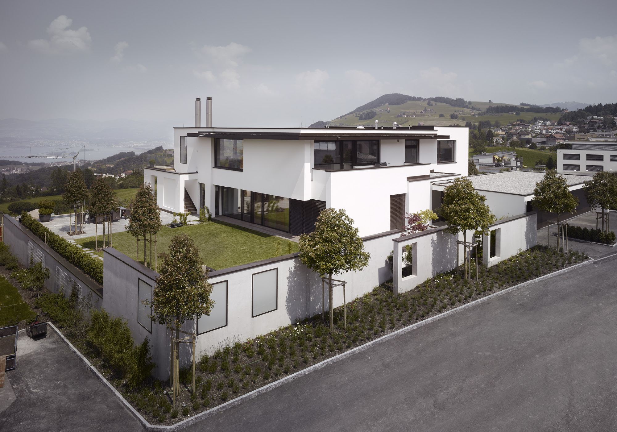 House with green garage roof by the street – Single-family house in Schindellegi