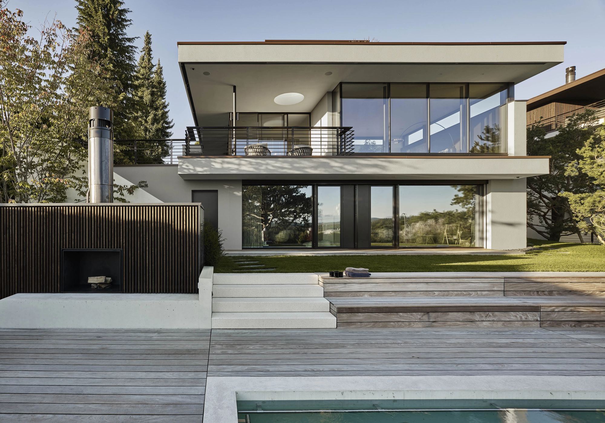 Garden facade with timber deck and outdoor steps – Single-family house in Uitikon