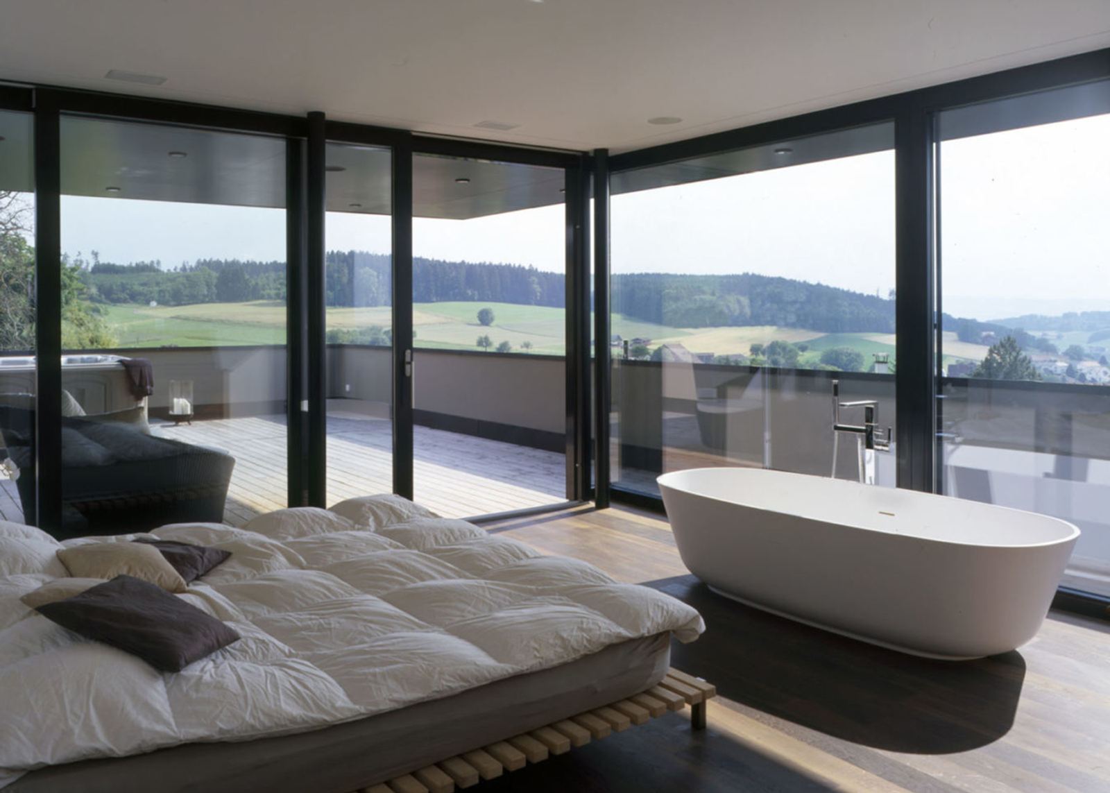 Bedroom with bathtub and panoramic view