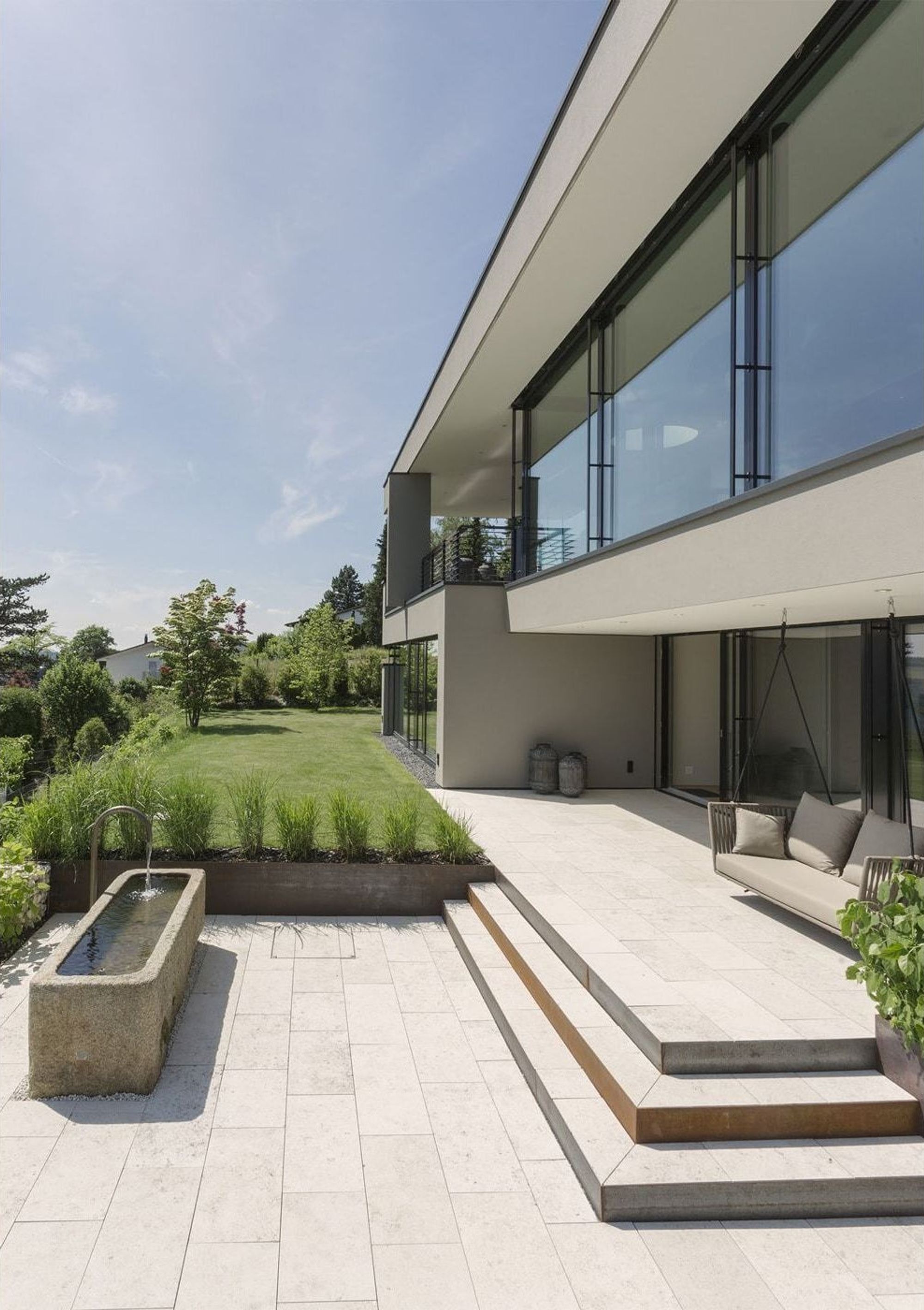 Terrace with seating steps and planter – Single-family house in Uitikon