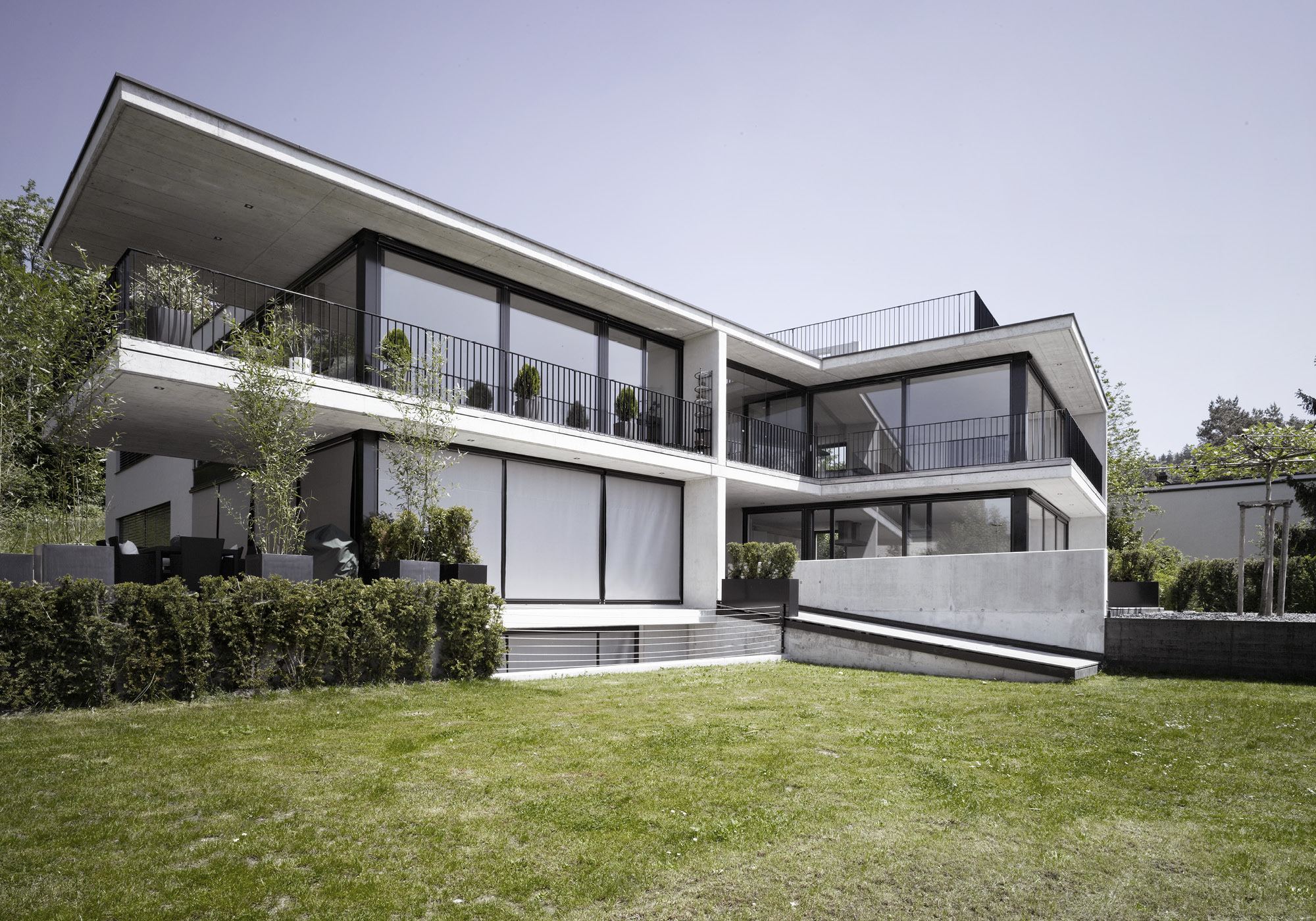 Cantilevered floors with glass fronts – Apartment building in Uitikon