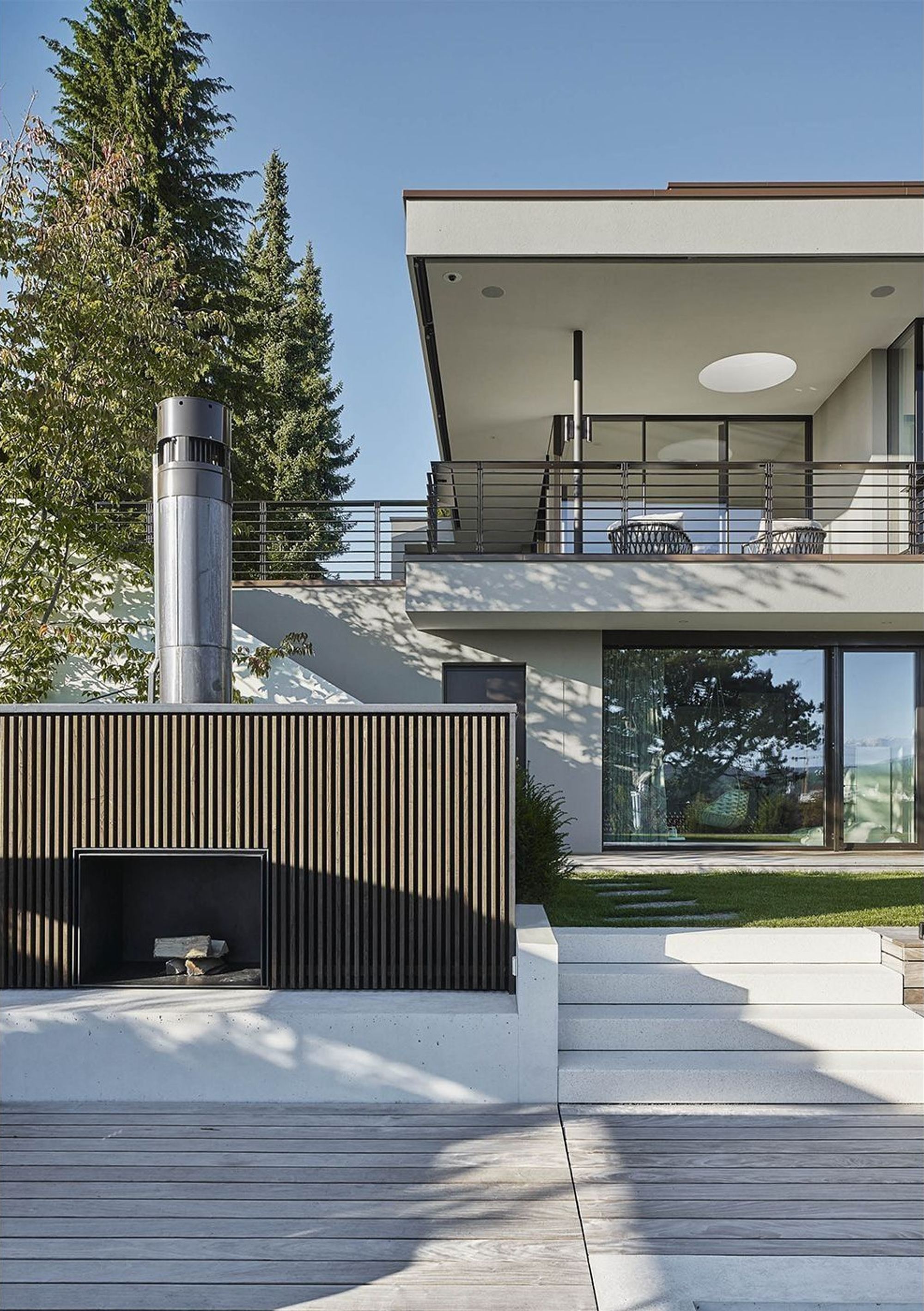 Garden side with outdoor stairs and timber cladding – Single-family house in Uitikon