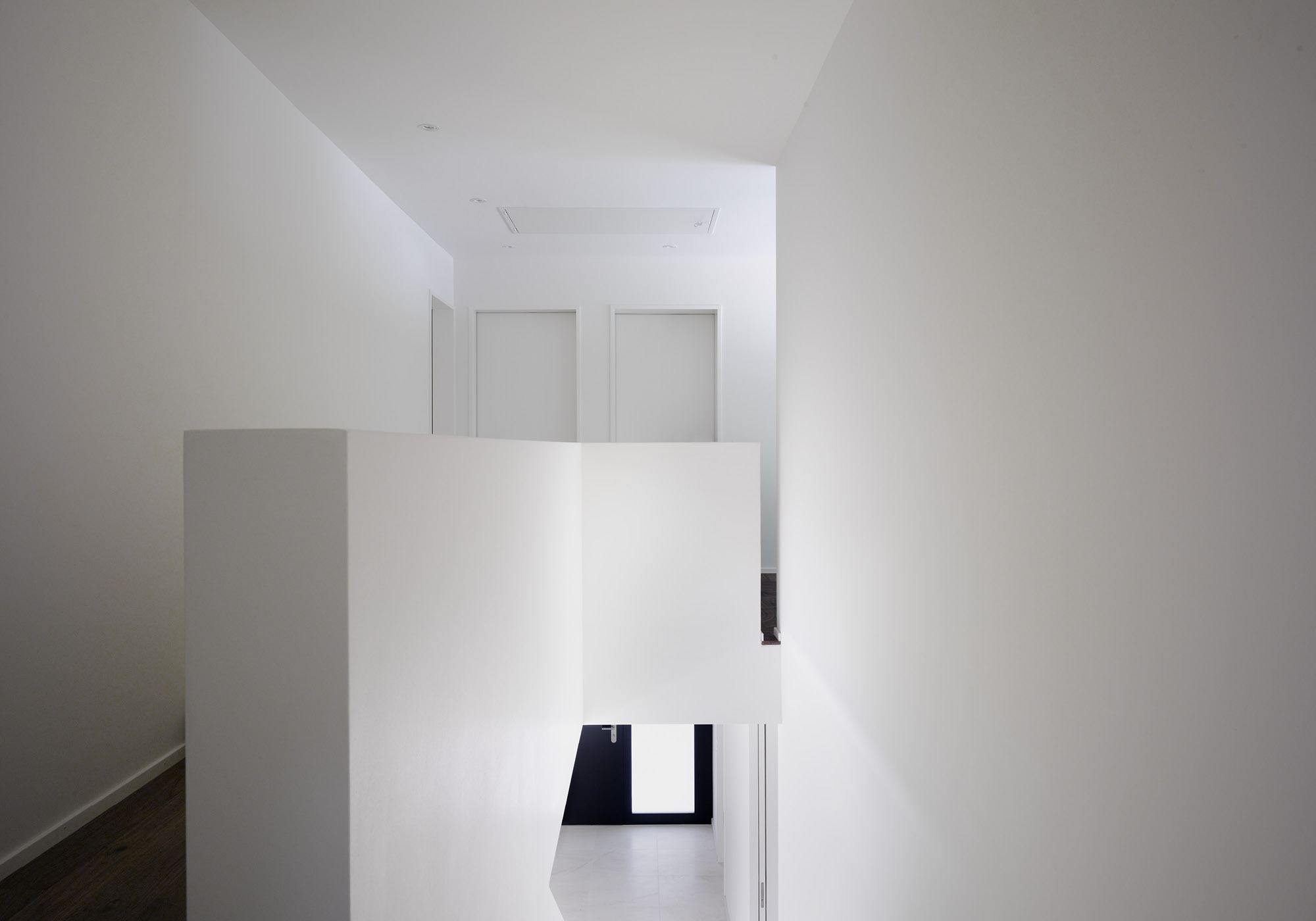 White stairwell with parapet – Single-family house in Mülligen