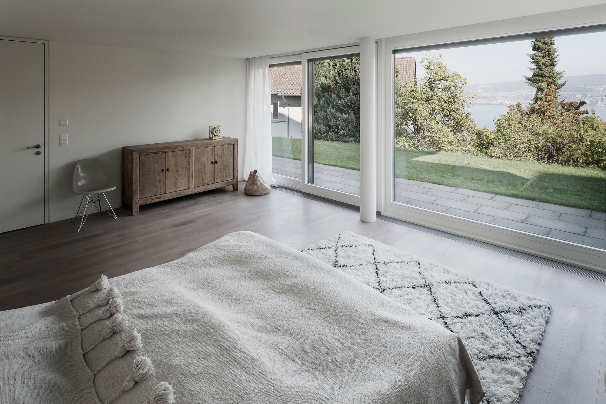 Bedroom with view of the garden and the lake – Interiors and landscape, Kilchberg