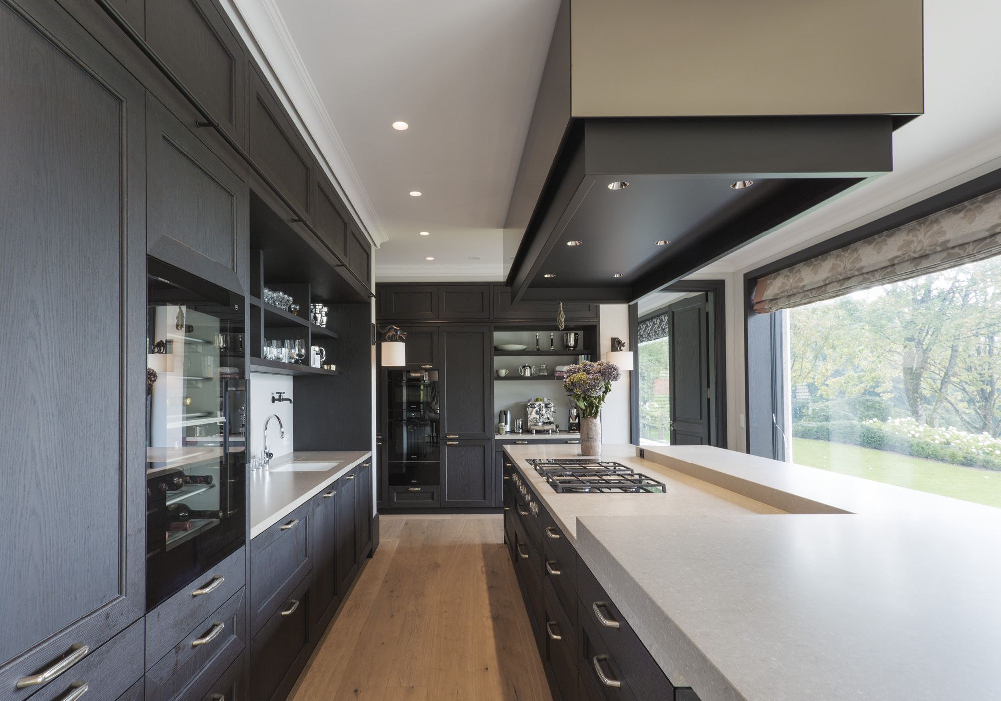 Kitchen with extractor above the island – Single-family house in Herrliberg