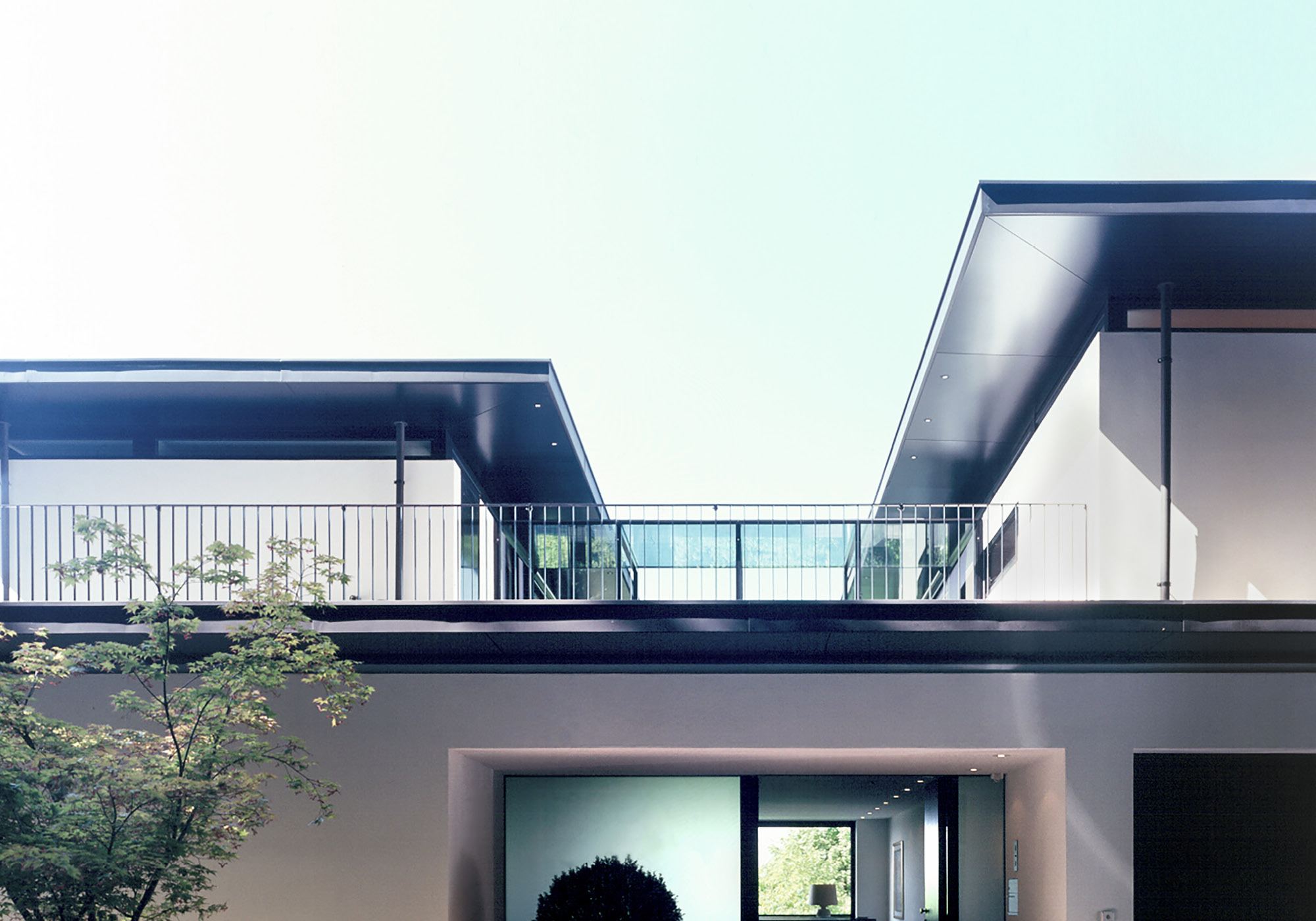 Cantilevered roofs above the roof terrace – Single-family house in Uitikon