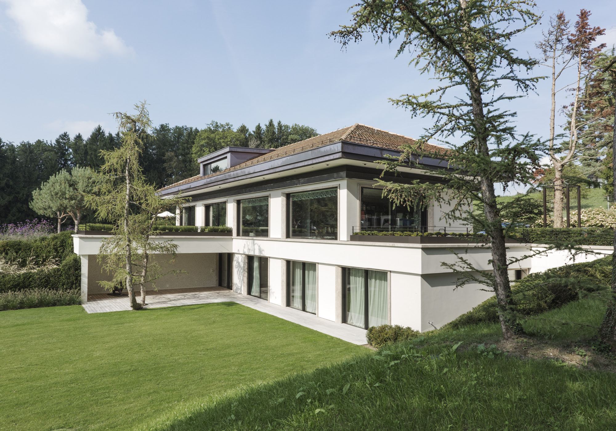 Garden side with lawn and trees – Single-family house in Herrliberg